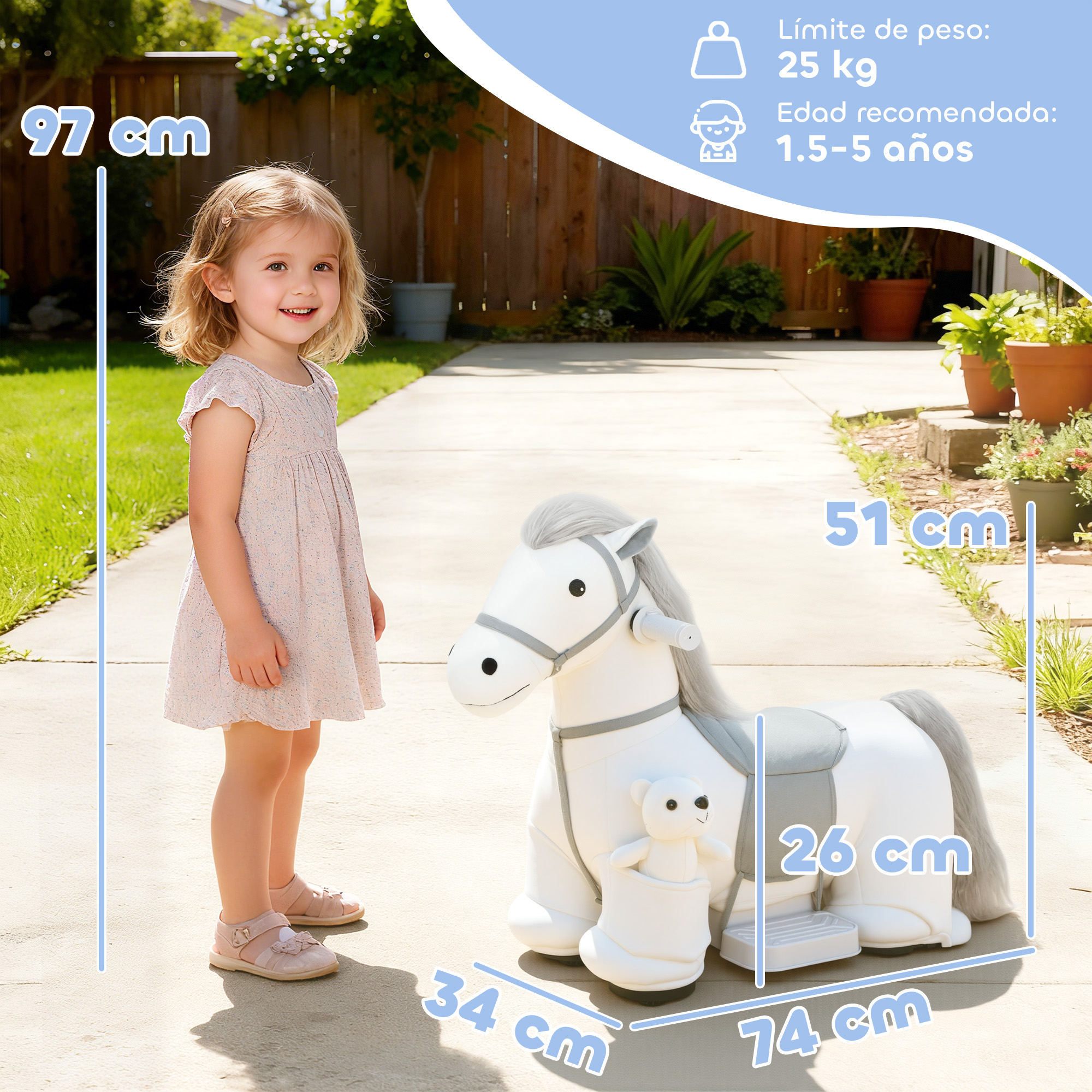Niña con vestido rosa de pie junto a un caballo de juguete blanco con crin gris en un jardín.