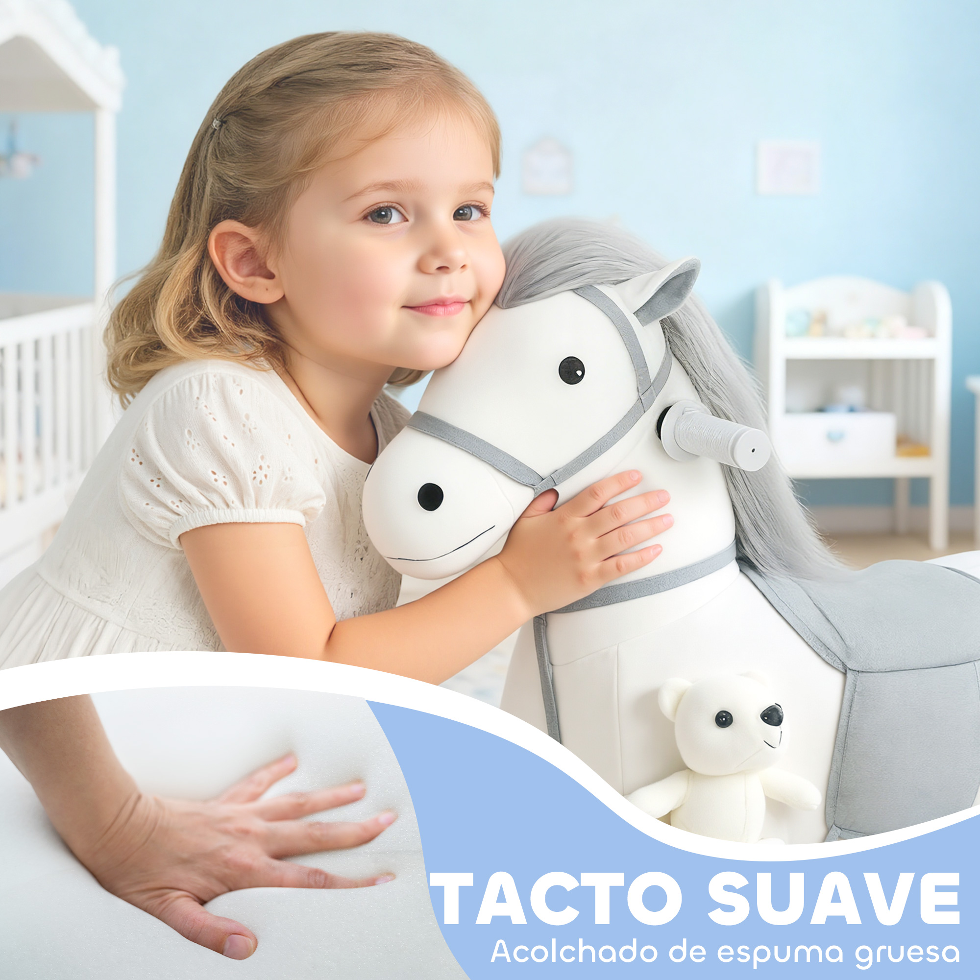 Niña abraza un caballo balancín blanco con un osito, junto a una mano presionando espuma suave.