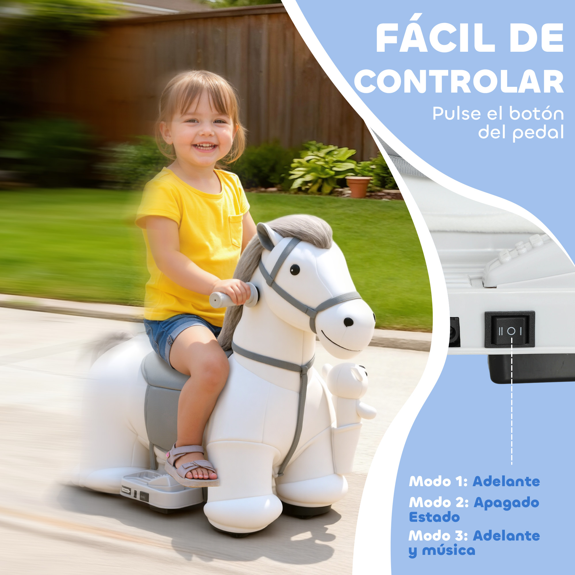 Un niño sonriente monta un caballo de juguete blanco al aire libre en un jardín.