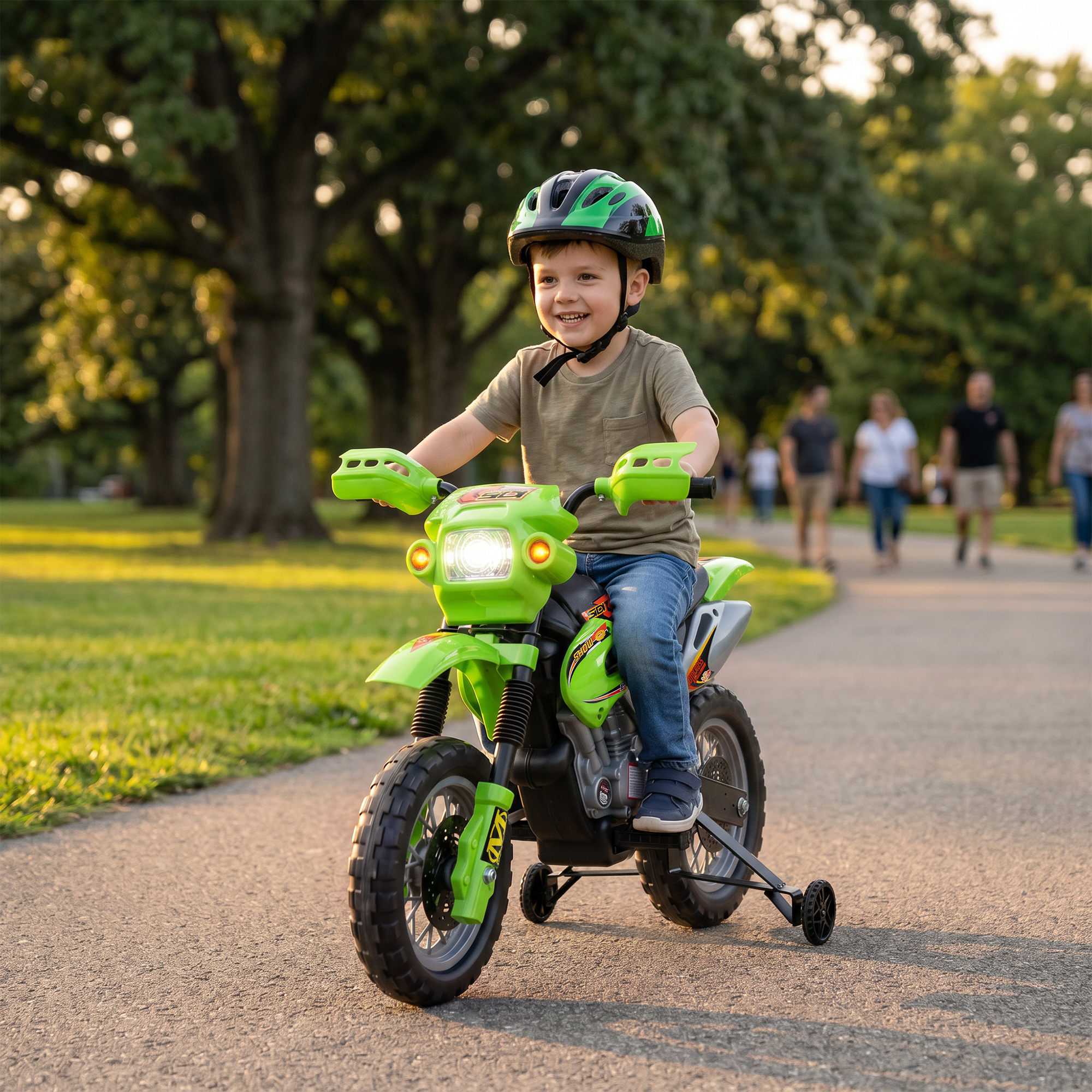 Un niño pequeño sonríe mientras monta en una motocicleta de juguete verde en un sendero del parque, usando un casco.