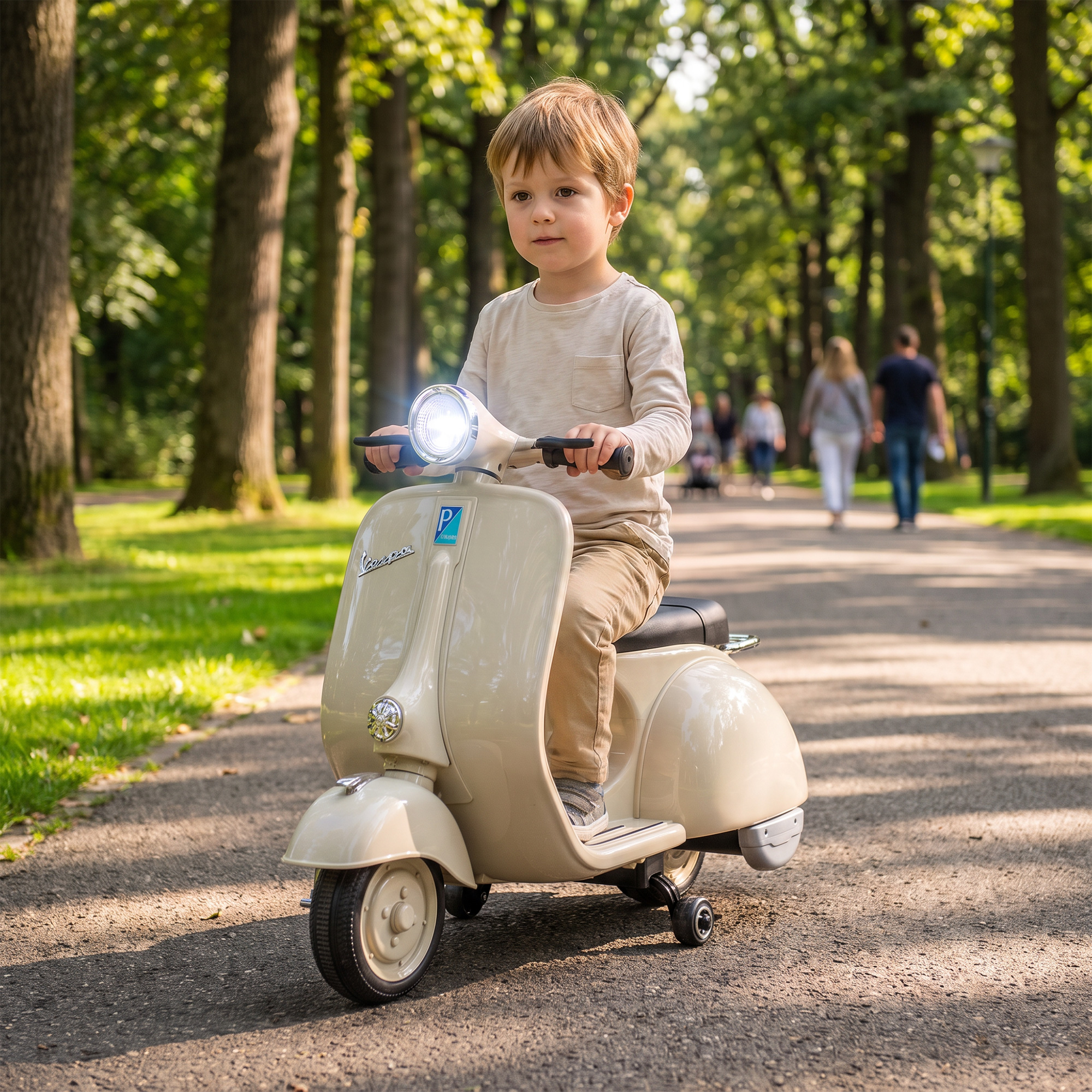 Un niño pequeño monta en un patinete de juguete color crema por un sendero del parque.