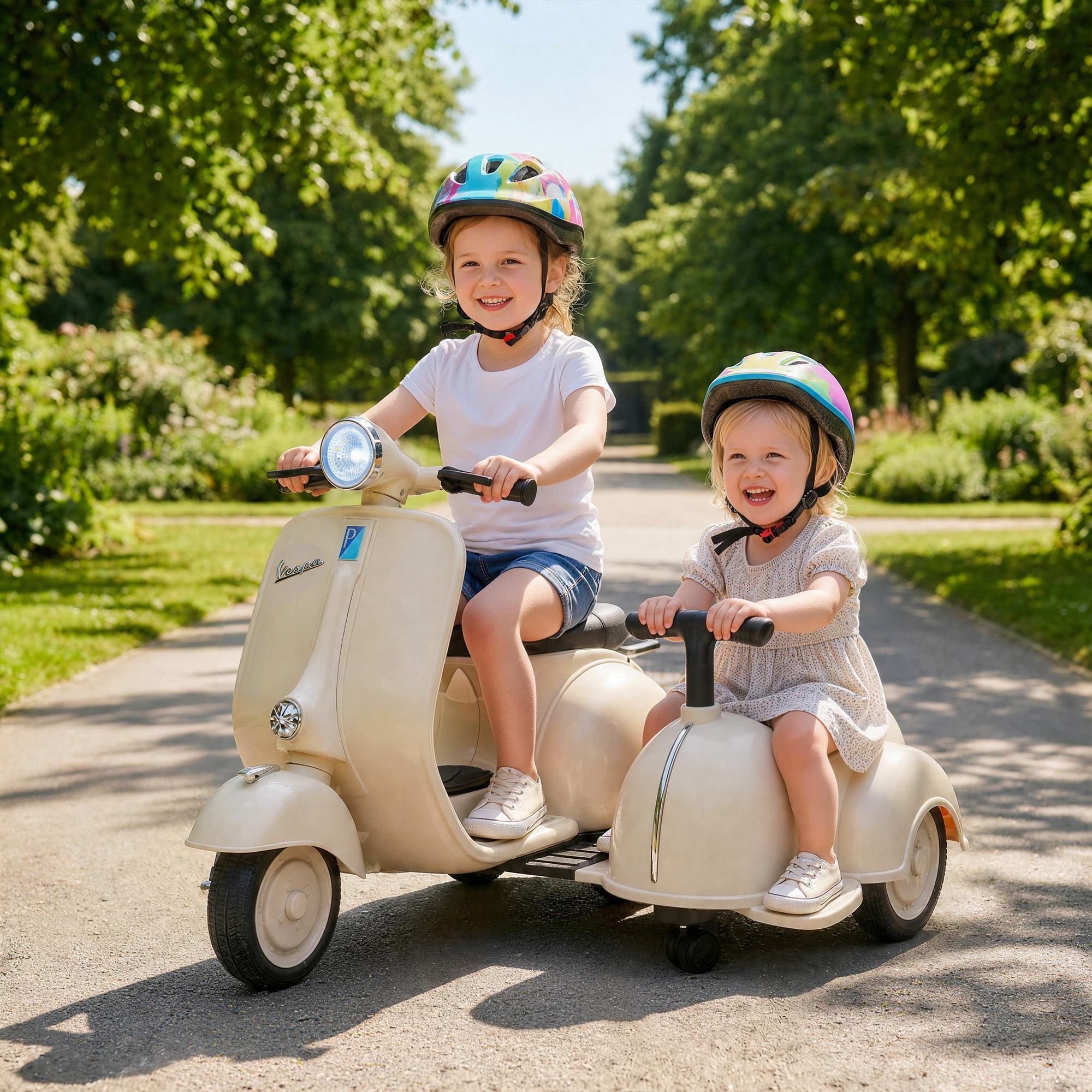 Dos niñas con casco sonríen mientras montan en un scooter beige con sidecar en un camino soleado.