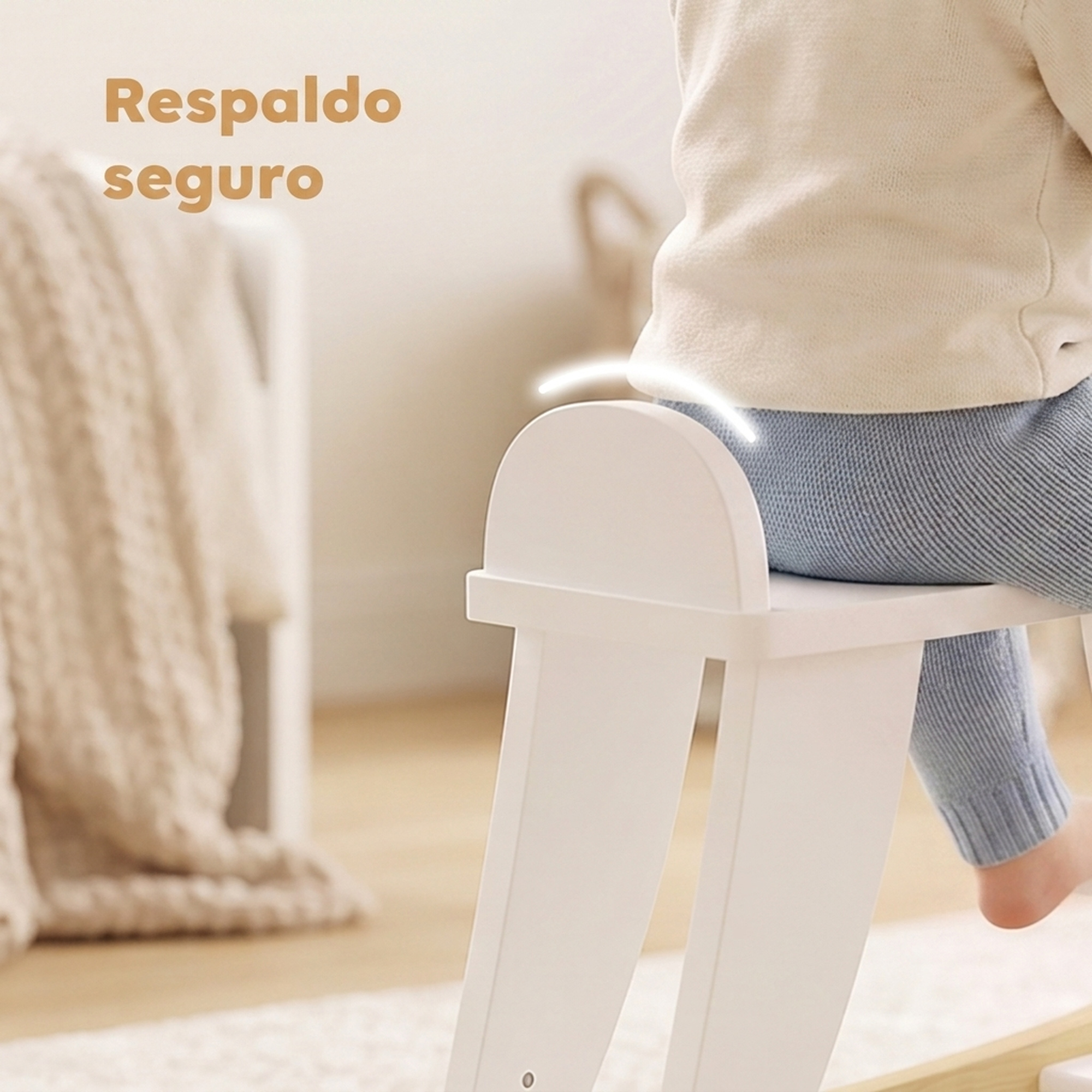 Niño pequeño sentado en un juguete de madera blanco con respaldo seguro, con texto en español a la izquierda.