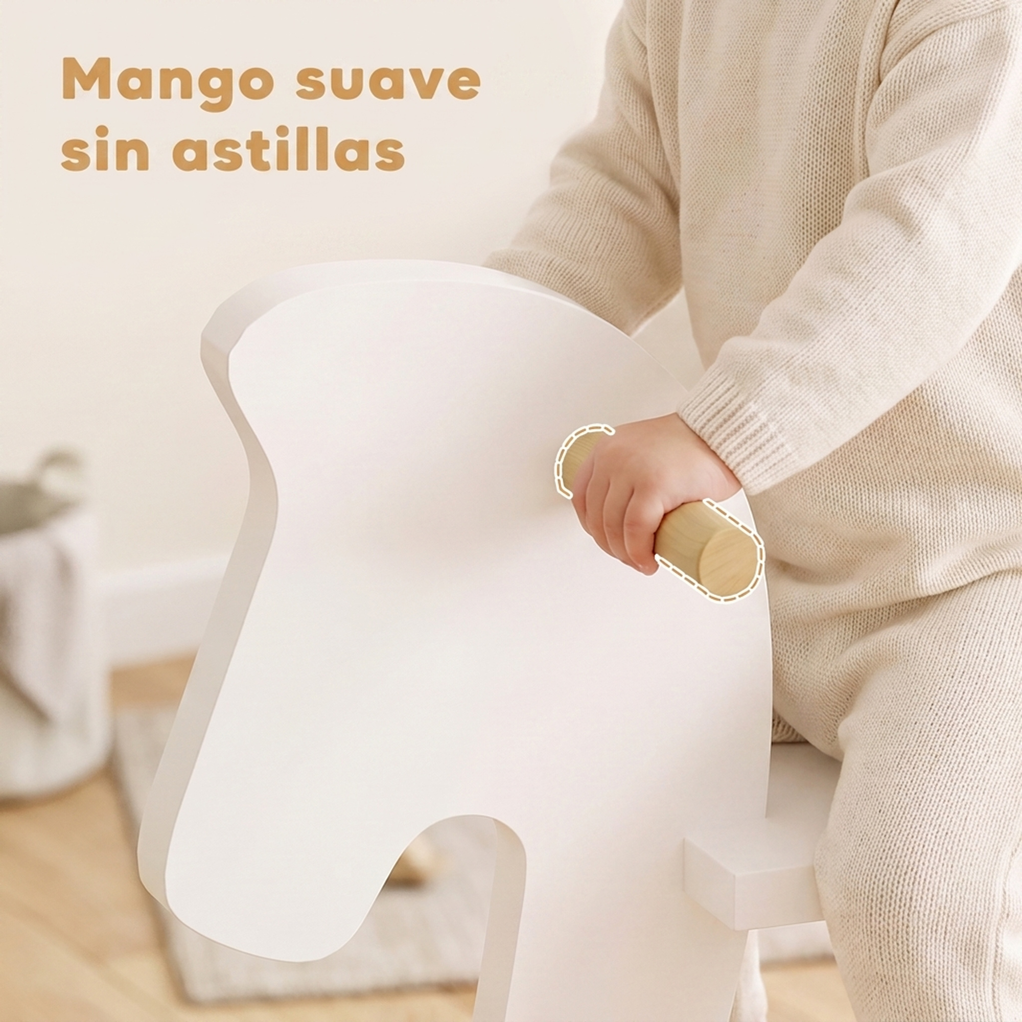 Niño pequeño con ropa beige sentado en un caballo mecedora de madera blanca, sujetando el mango.