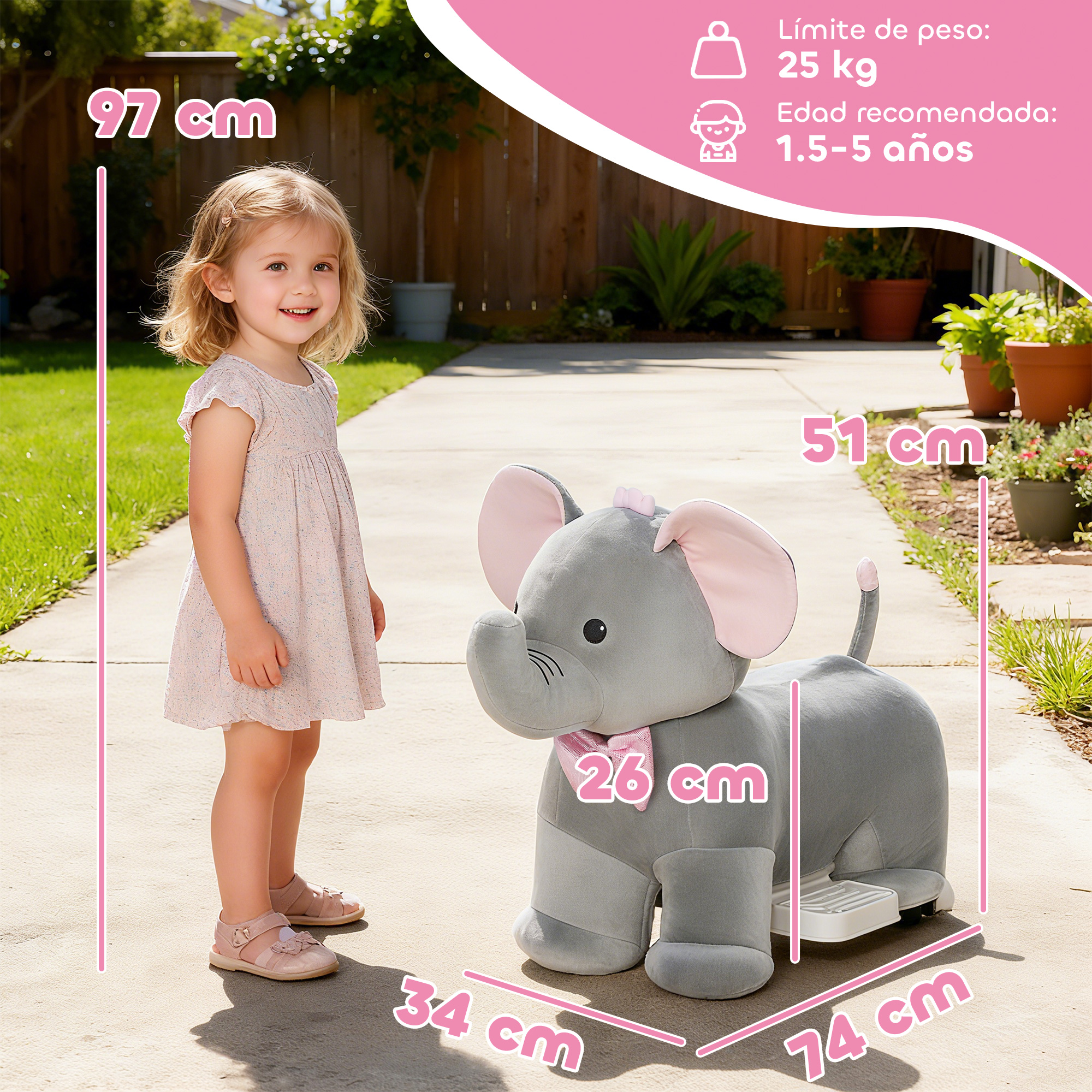 Una niña pequeña de pie junto a un juguete de peluche gris con forma de elefante al aire libre y con medidas marcadas.