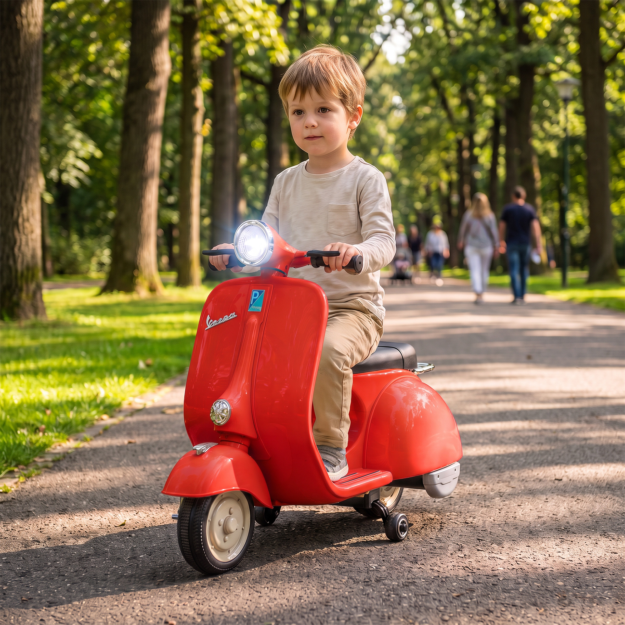Un niño pequeño monta en un patinete de juguete rojo en un camino de parque.