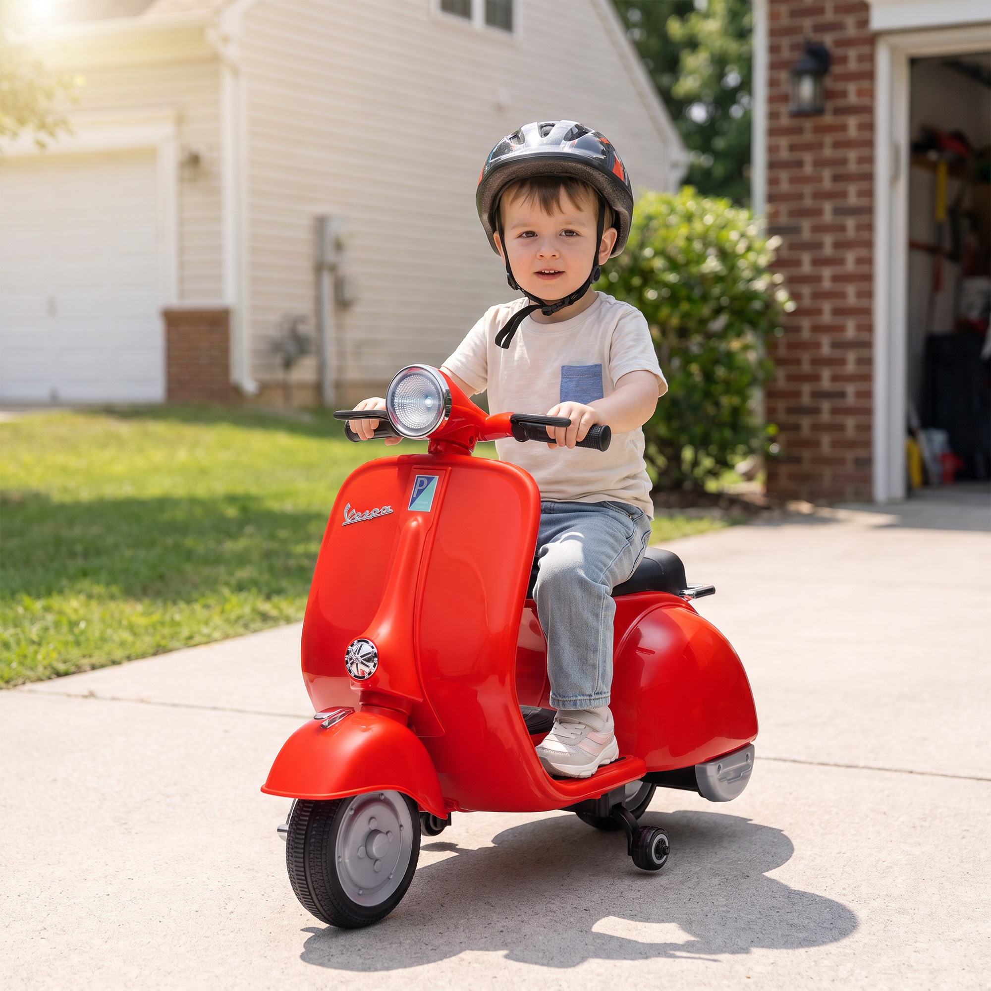 Niño con casco monta en un patinete de juguete rojo en la entrada de una casa.