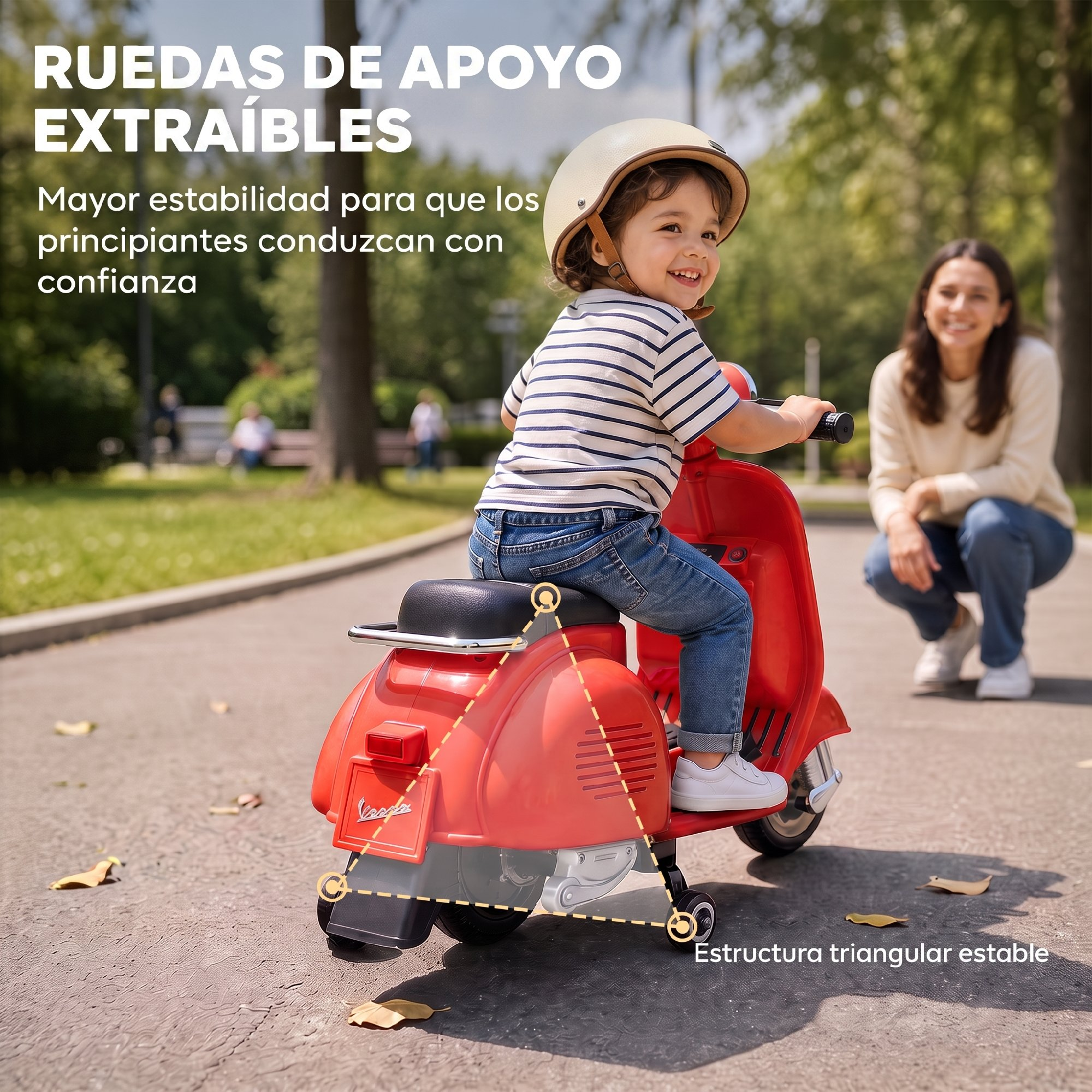 Niño pequeño monta en un patinete de juguete rojo en un parque mientras una mujer observa.