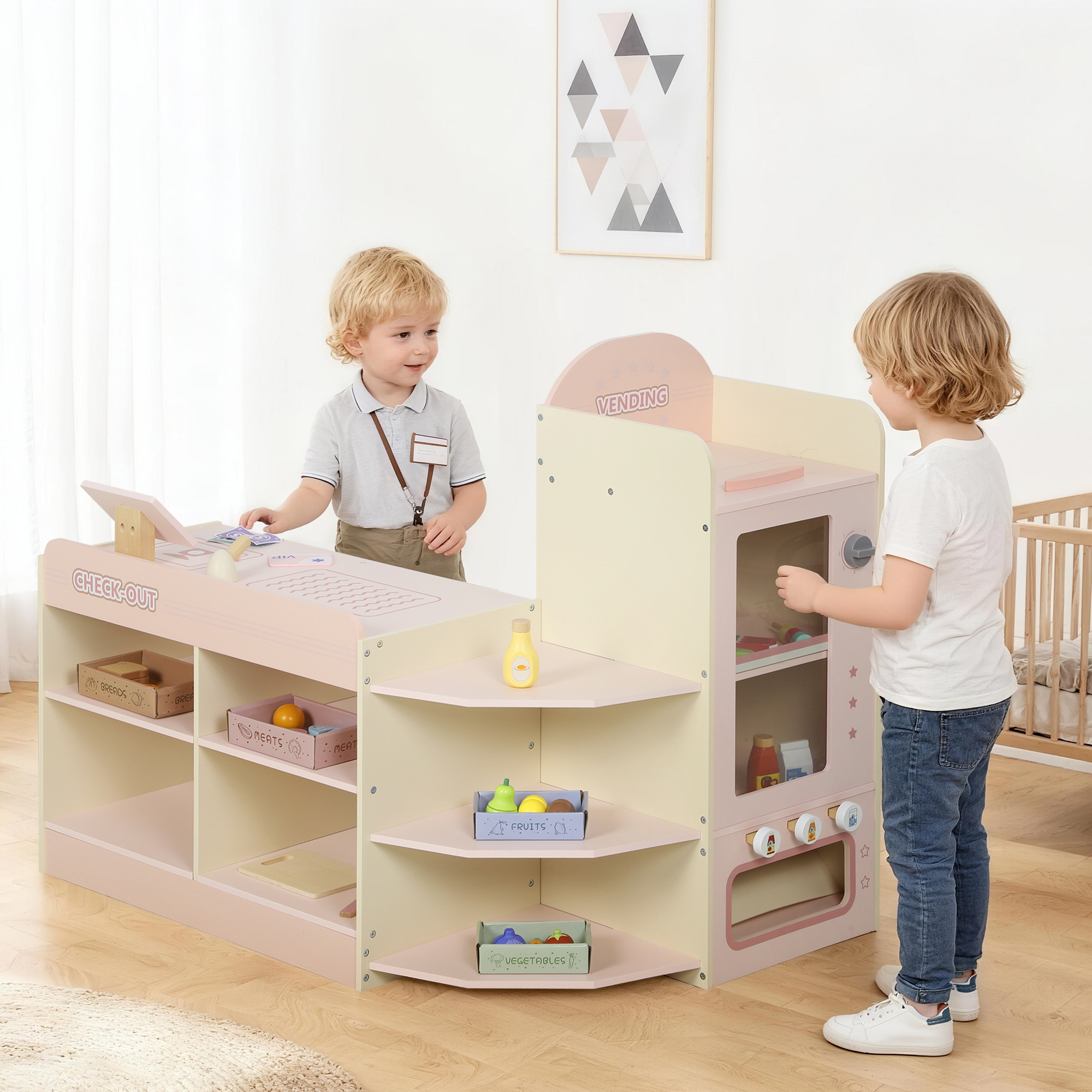 Dos niños pequeños juegan con una tienda de juguete de madera y caja registradora.
