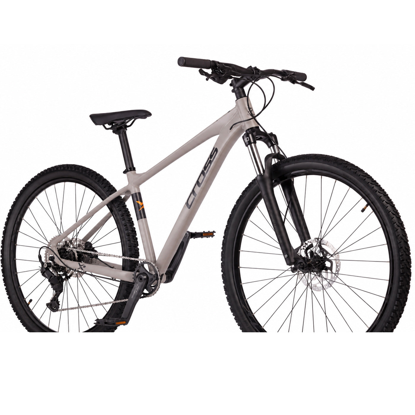 Ein hellgraues Cross-Mountainbike mit schwarzem Lenker, Sattel, Gabel und Reifen, freigestellt auf weißem Grund.