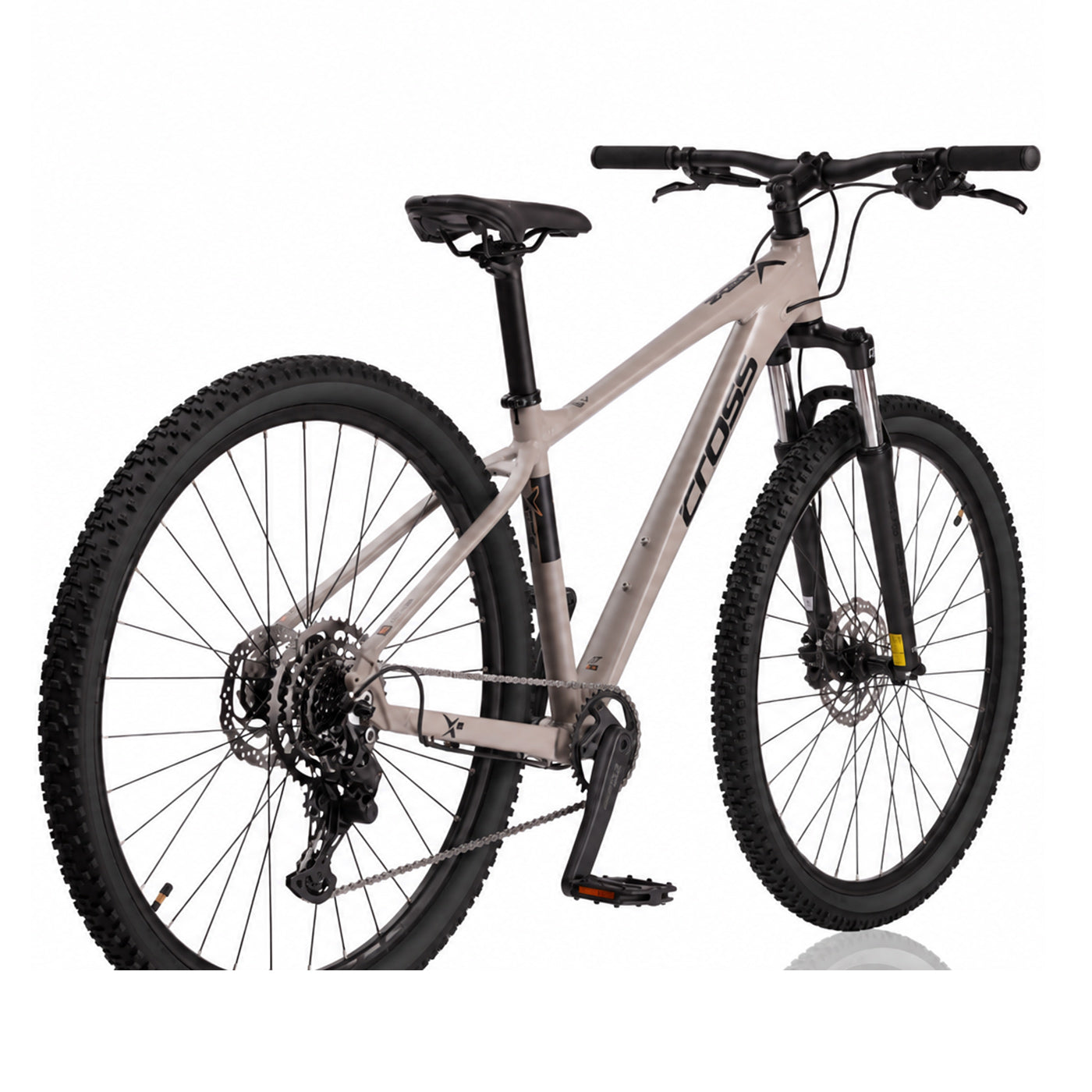 Ein graues Cross-Mountainbike mit schwarzem Sattel und groben Reifen vor weißem Hintergrund.