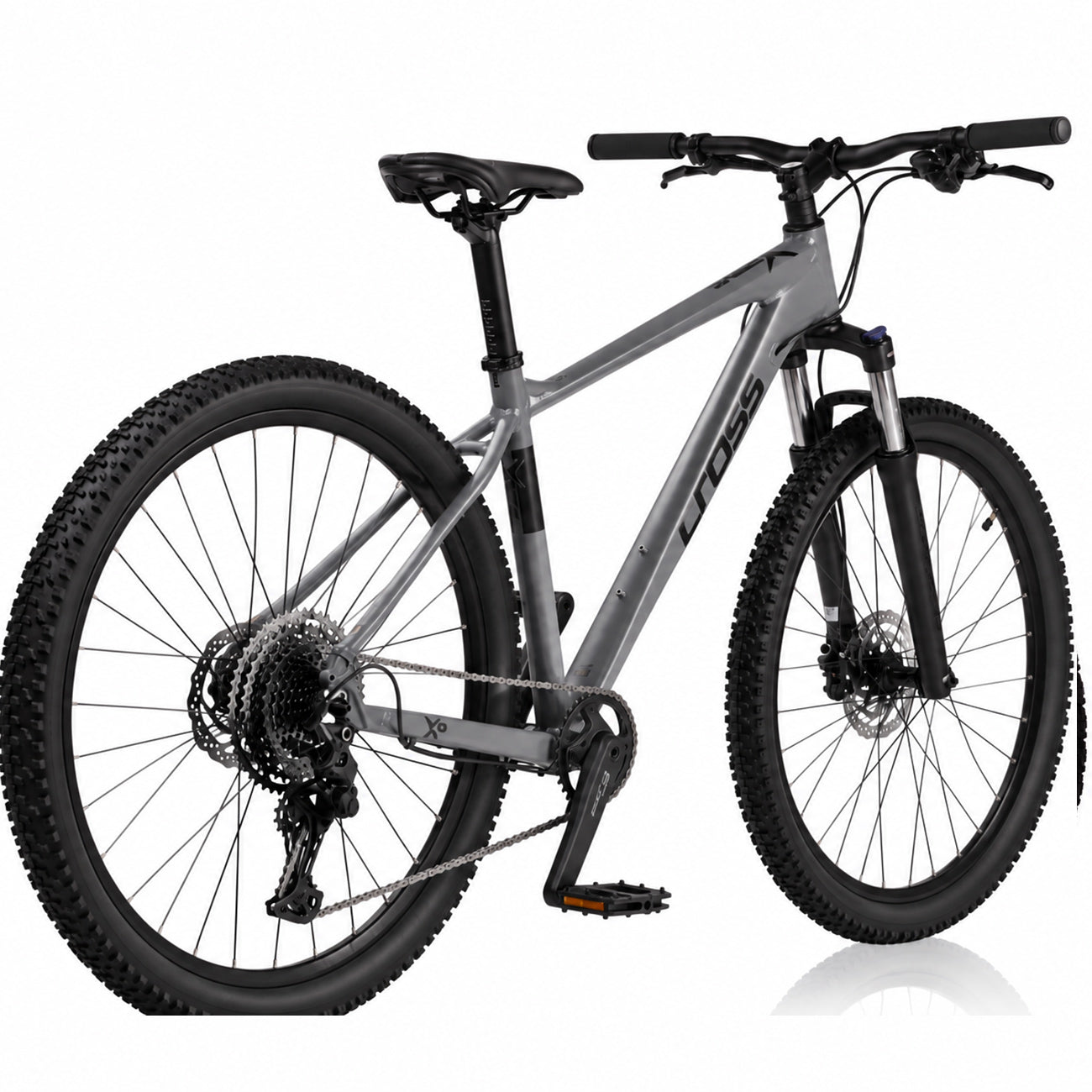 Ein graues Cross-Mountainbike mit schwarzem Sattel und groben Reifen vor weißem Hintergrund.