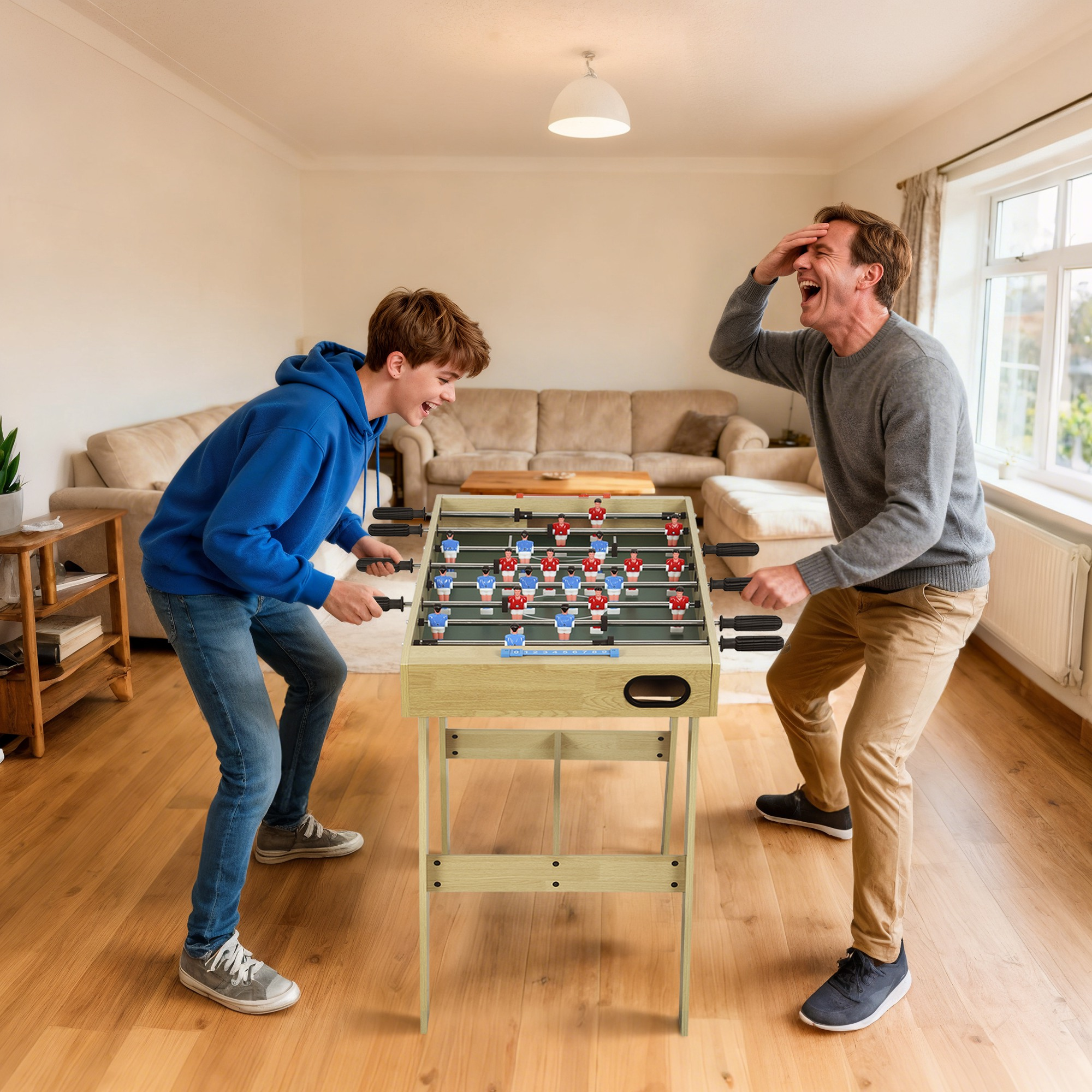 Un padre y su hijo juegan al futbolín en una sala de estar, riendo.
