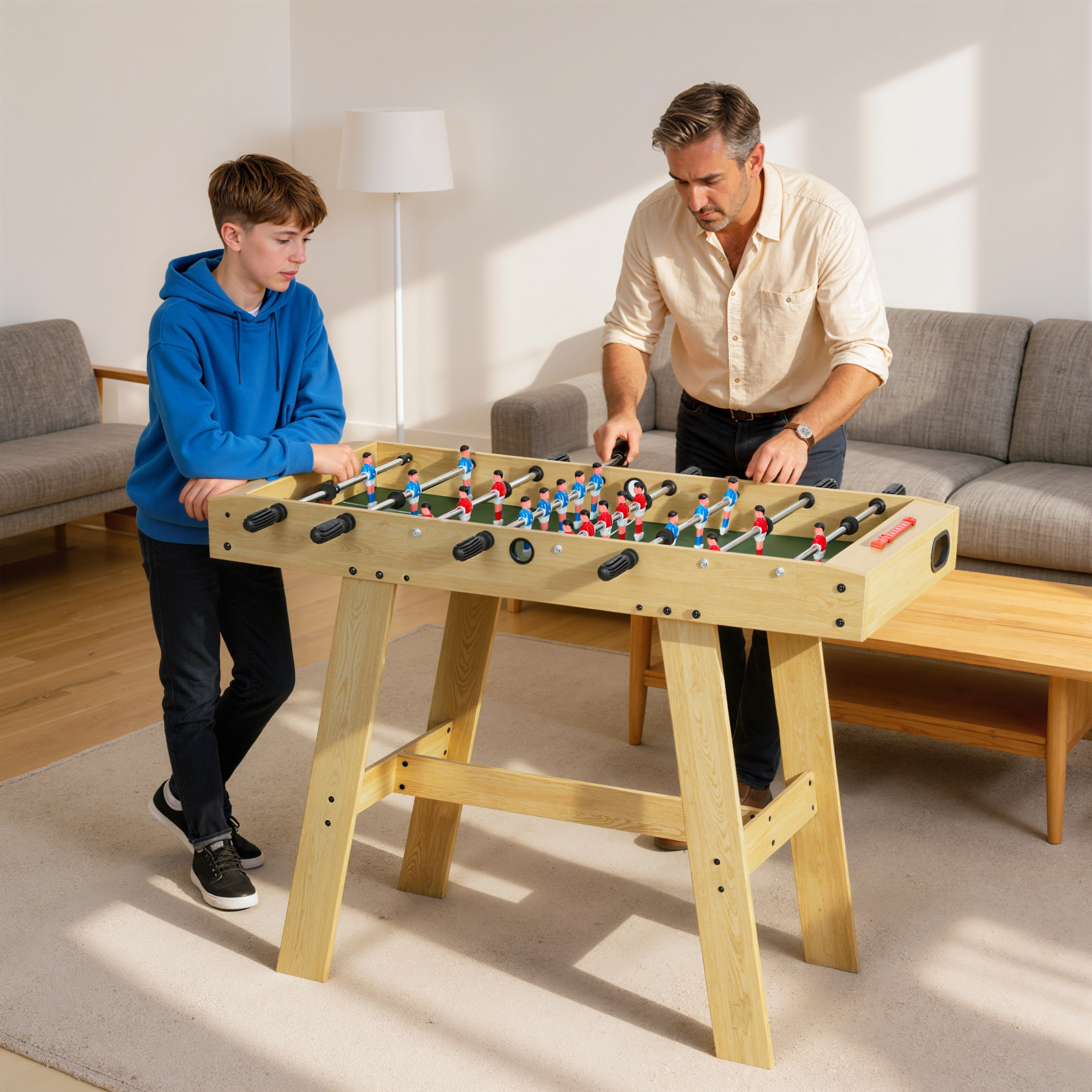 Un padre y su hijo juegan al futbolín en una sala de estar iluminada con sofá.