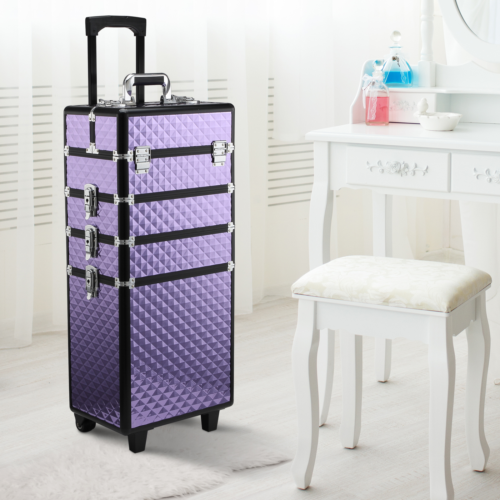 Un maletín de maquillaje morado con ruedas junto a un tocador blanco en una habitación luminosa.