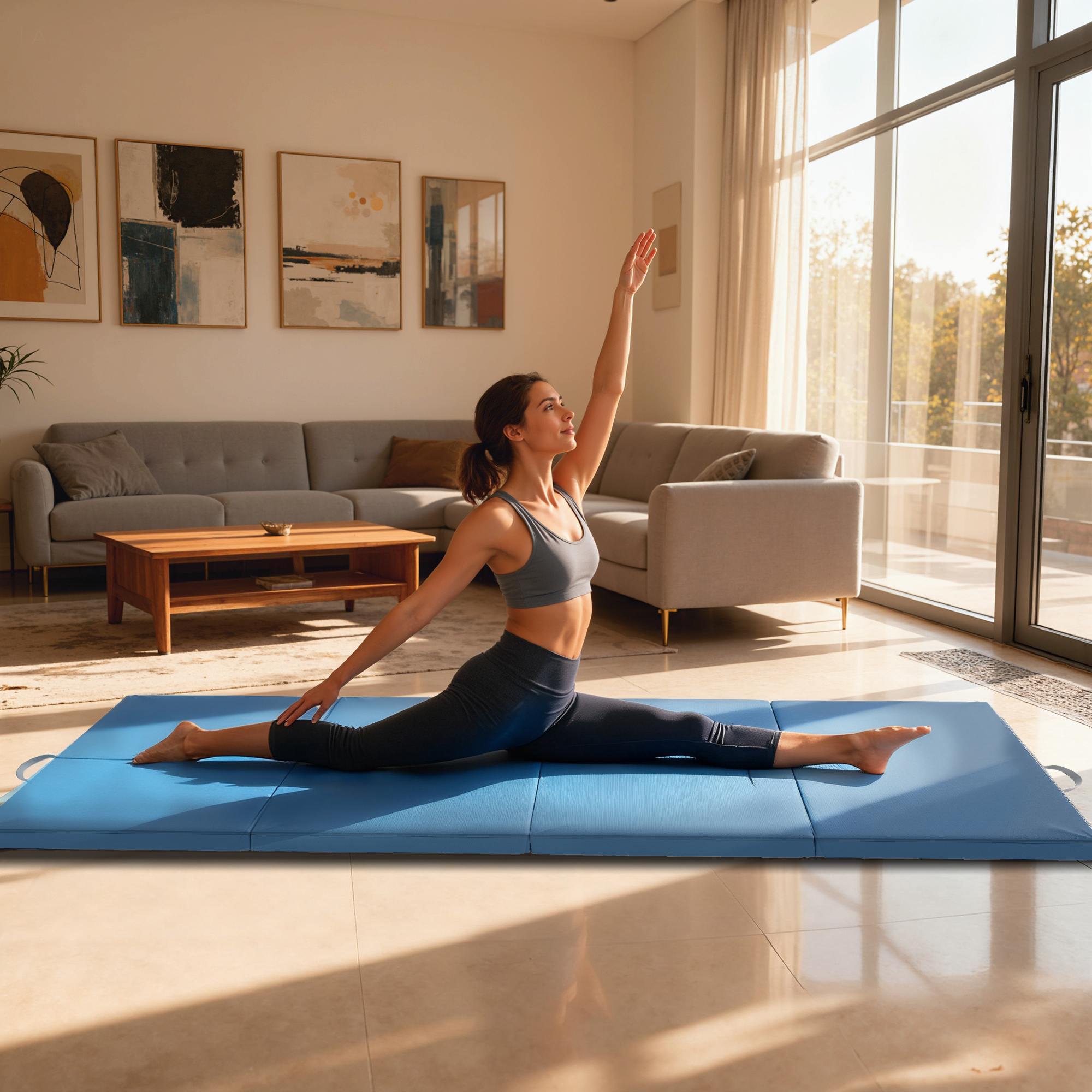 Mujer haciendo spagat de yoga en esterilla azul en sala luminosa.