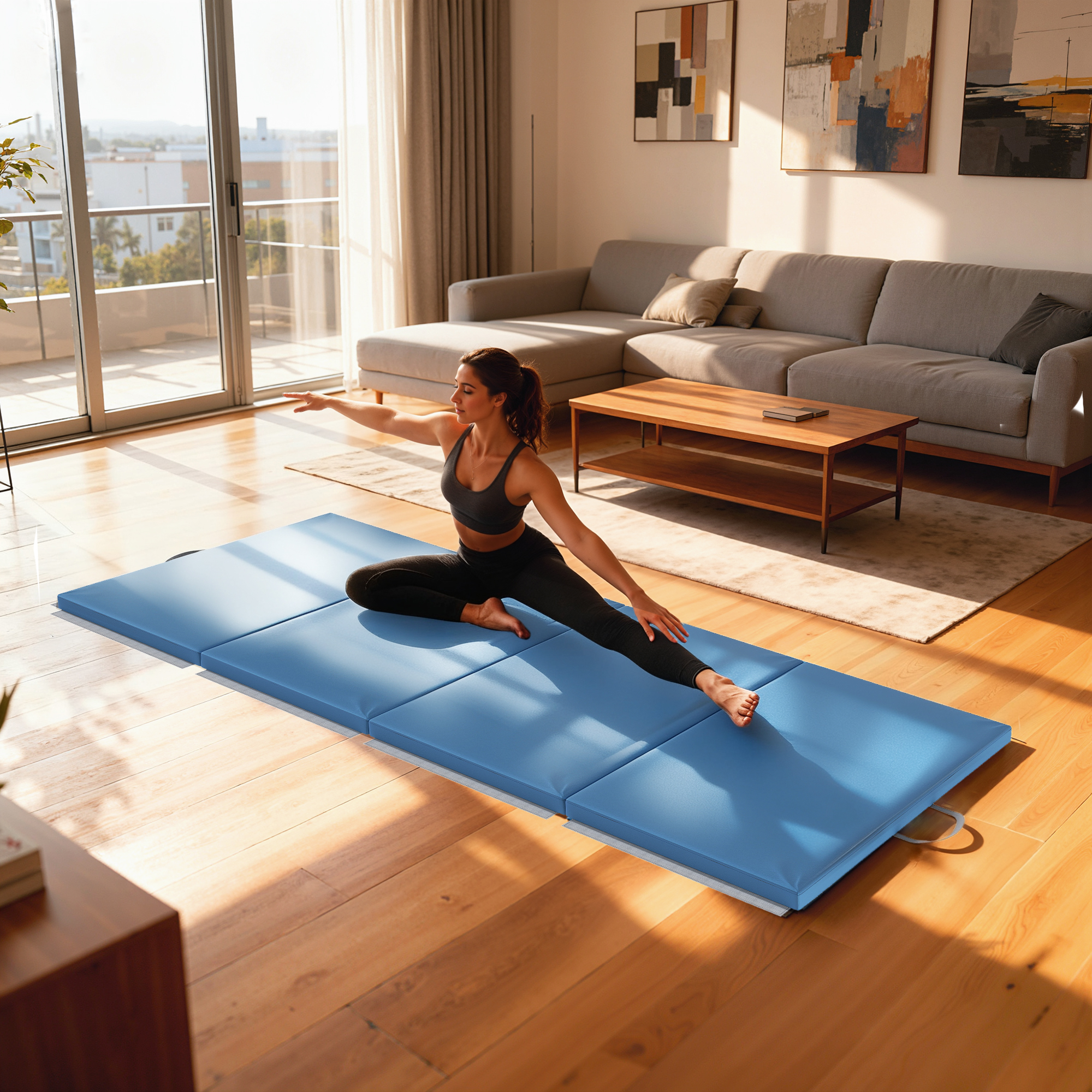 Una mujer en ropa deportiva hace yoga en una esterilla azul en una sala de estar moderna y luminosa.