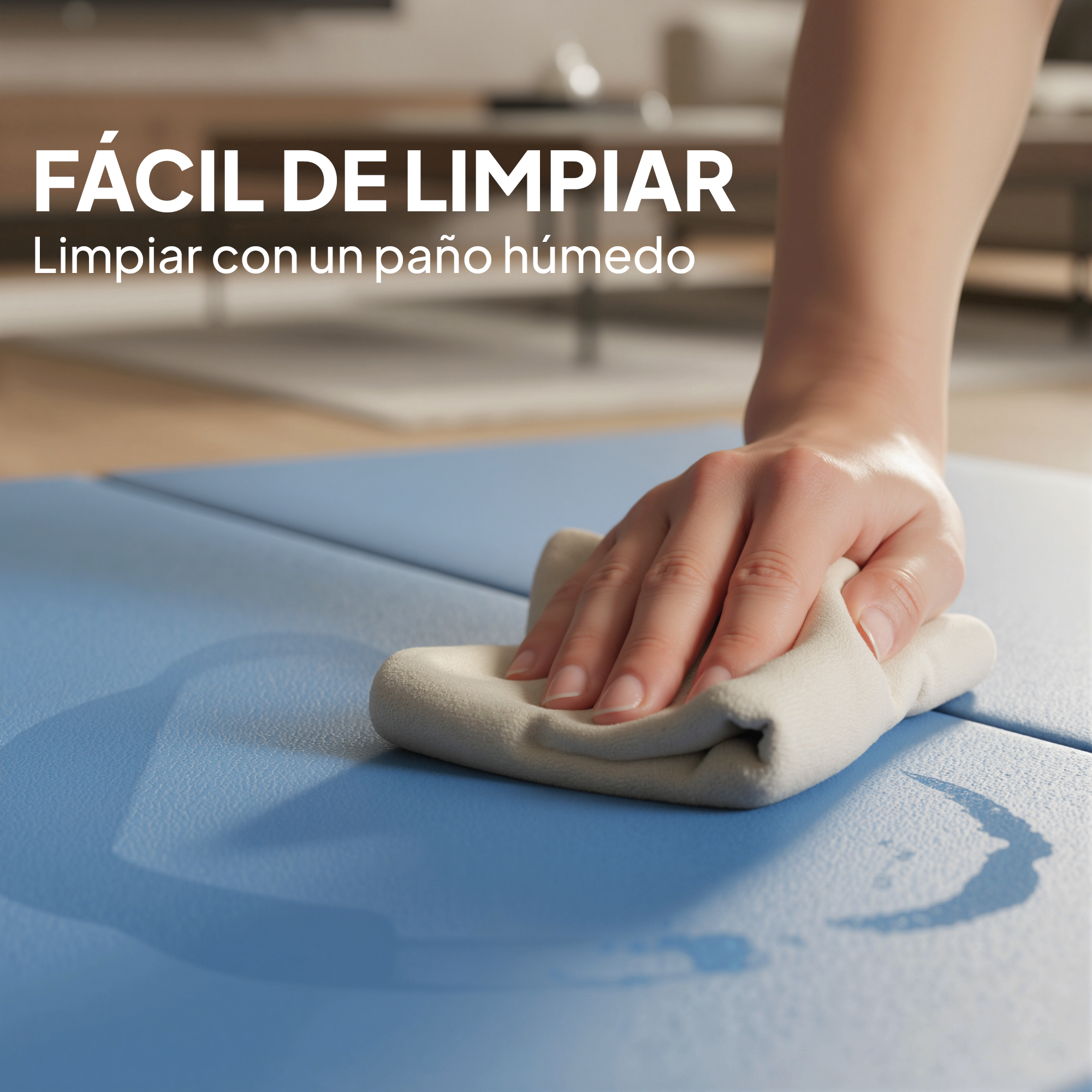 Una mano limpiando una superficie azul con un paño blanco húmedo, con texto en español.