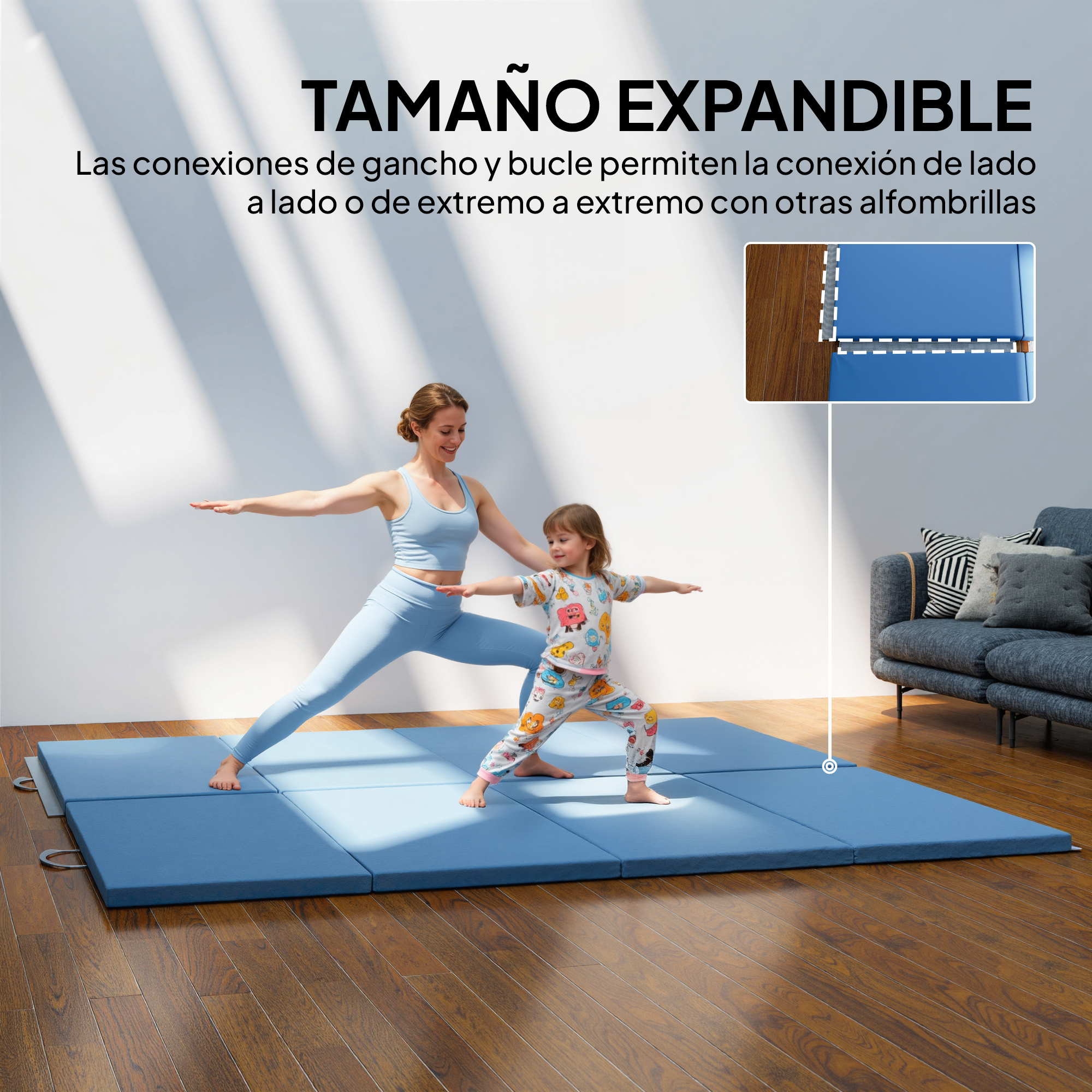 Una mujer y un niño haciendo yoga en una esterilla azul sobre el suelo de madera.