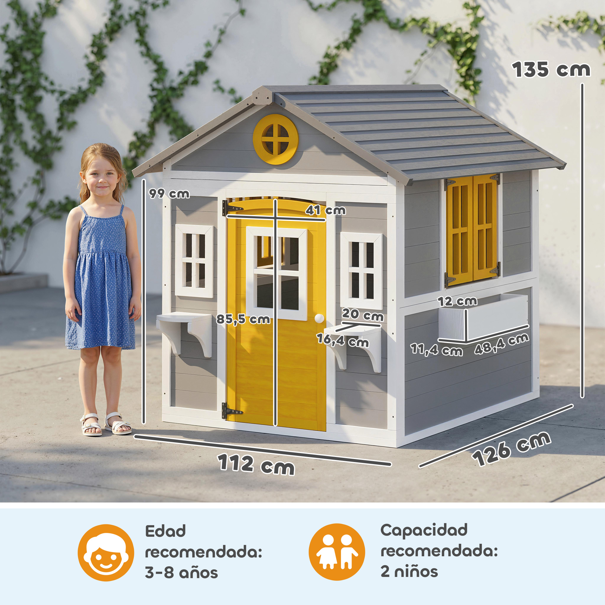 Una niña con vestido azul junto a una casita de juegos de madera gris y amarilla, con indicadores de medida.