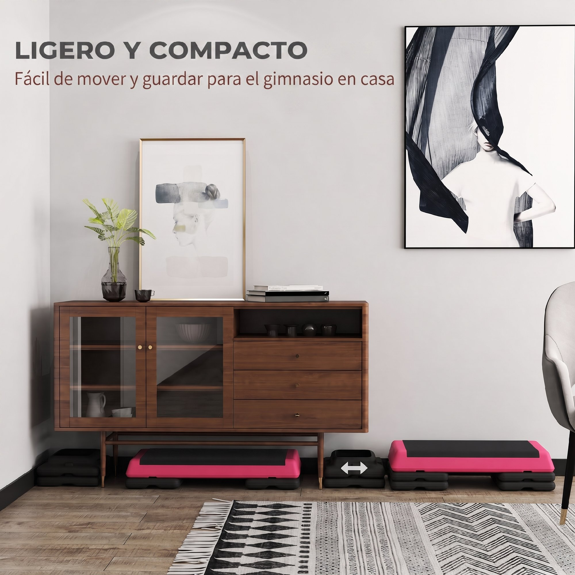 Sala con credenza de madera, arte enmarcado, alfombra y plataformas de ejercicio rosa y negro.