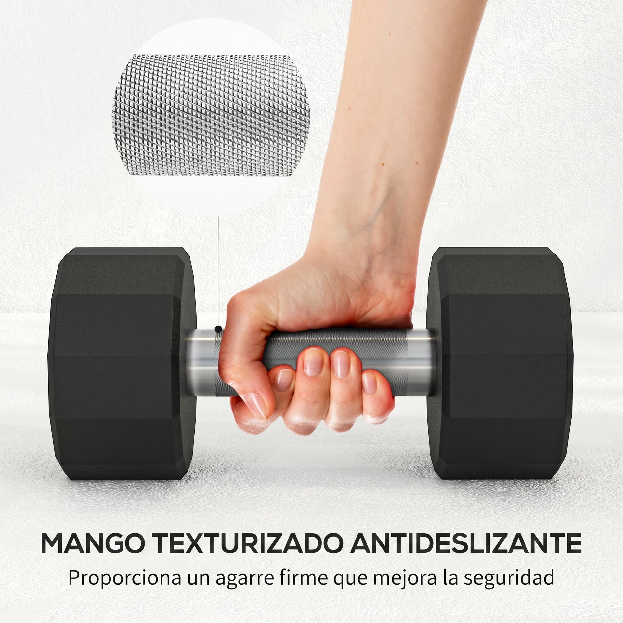Una mano agarra una mancuerna con mango metálico texturizado.