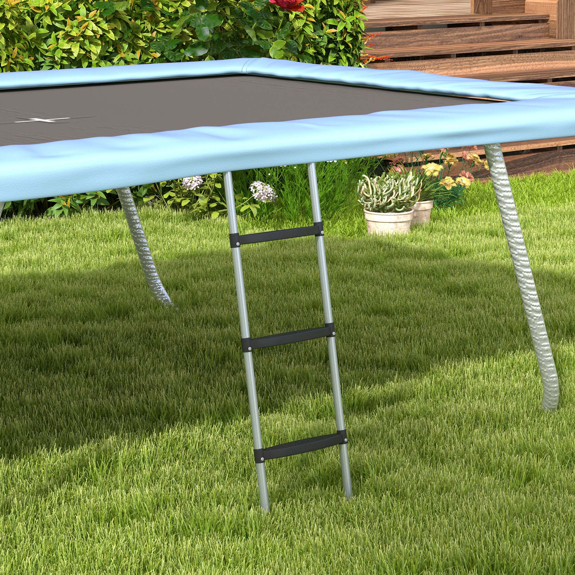 Un trampolín azul con escalera sobre césped verde en un jardín con escalones de madera.