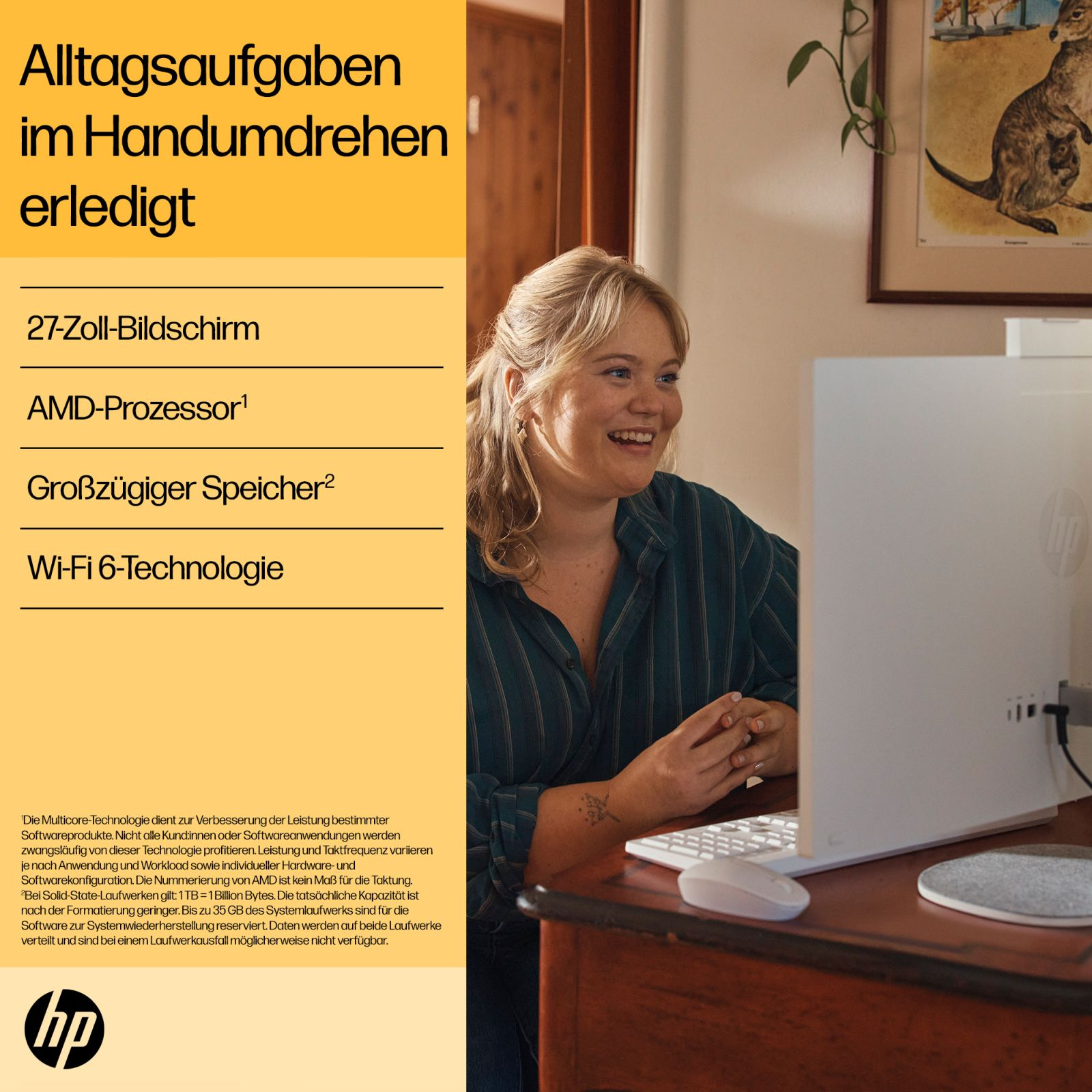 Eine blonde Frau lächelt vor einem weißen HP All-in-One-Computer, links gelber Text auf Deutsch.