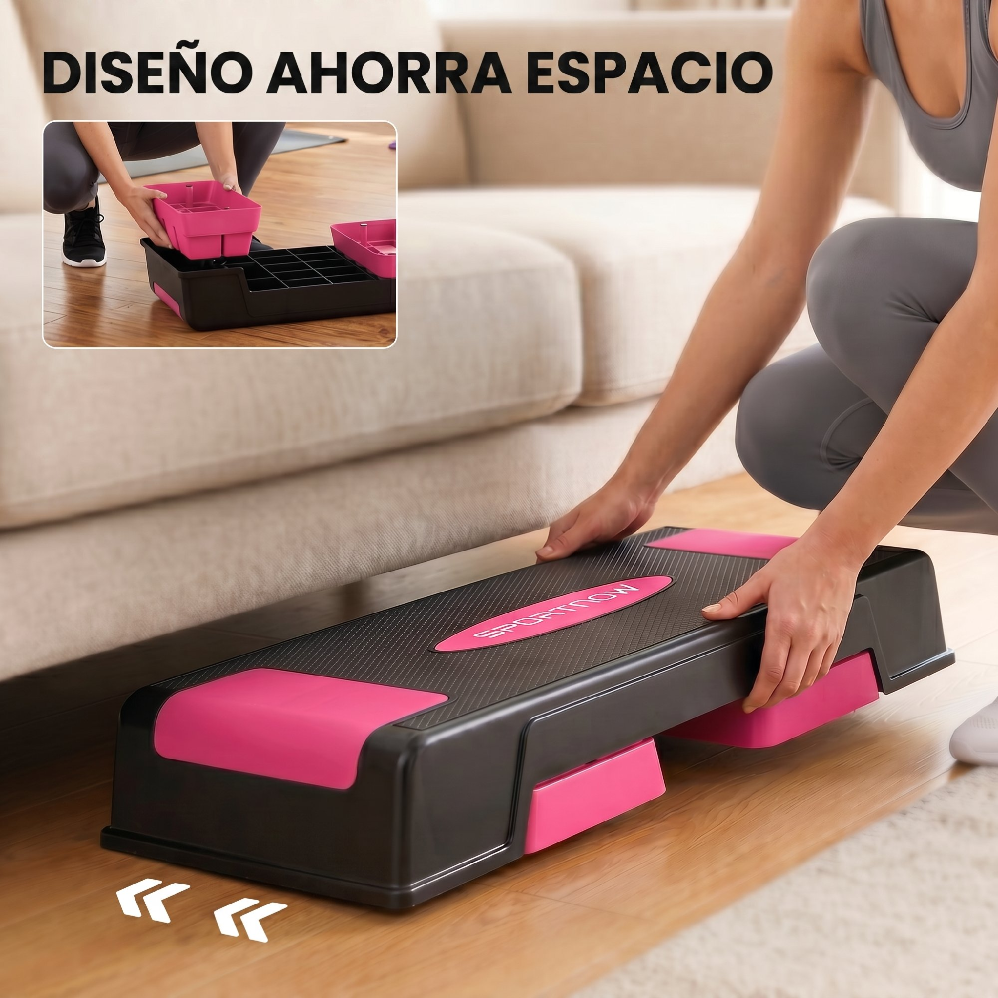 Una mujer en ropa deportiva guarda un escalón aeróbico bajo un sofá.