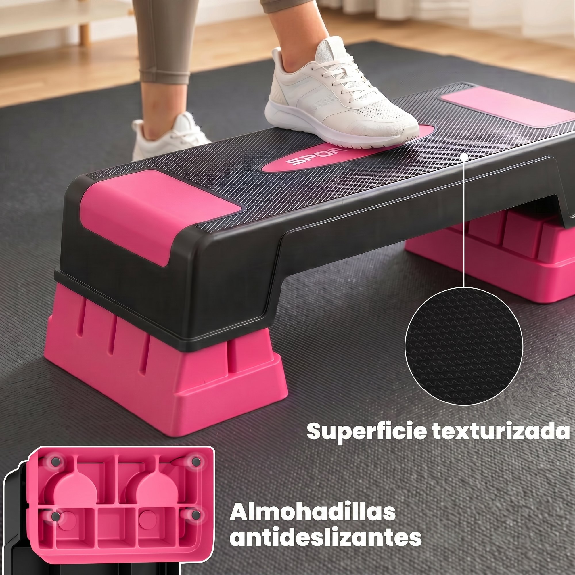Persona subida en un step aeróbico negro y rosa con superficie texturizada y almohadillas antideslizantes.