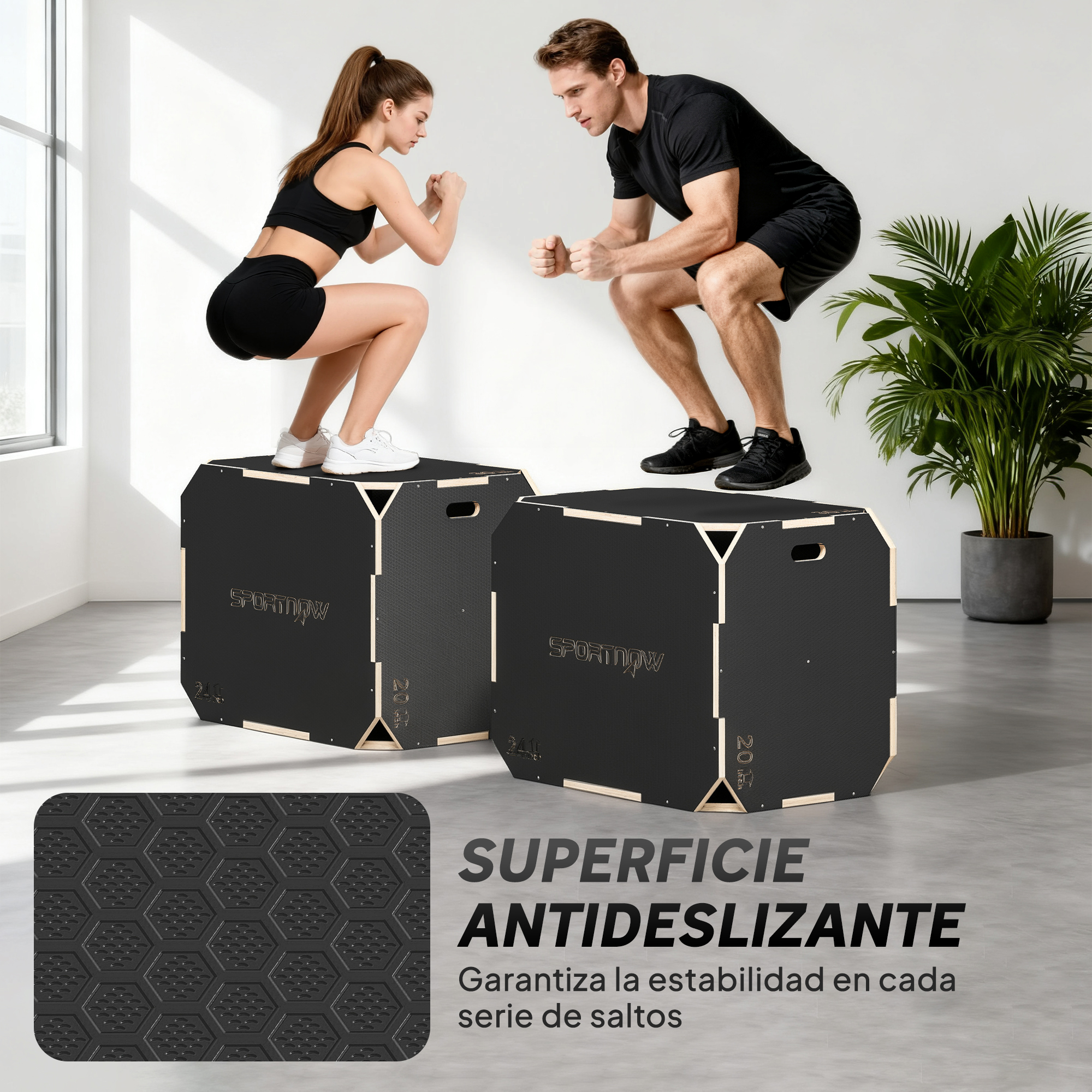 Un hombre y una mujer saltan sobre cajas de fitness negras en una habitación luminosa.