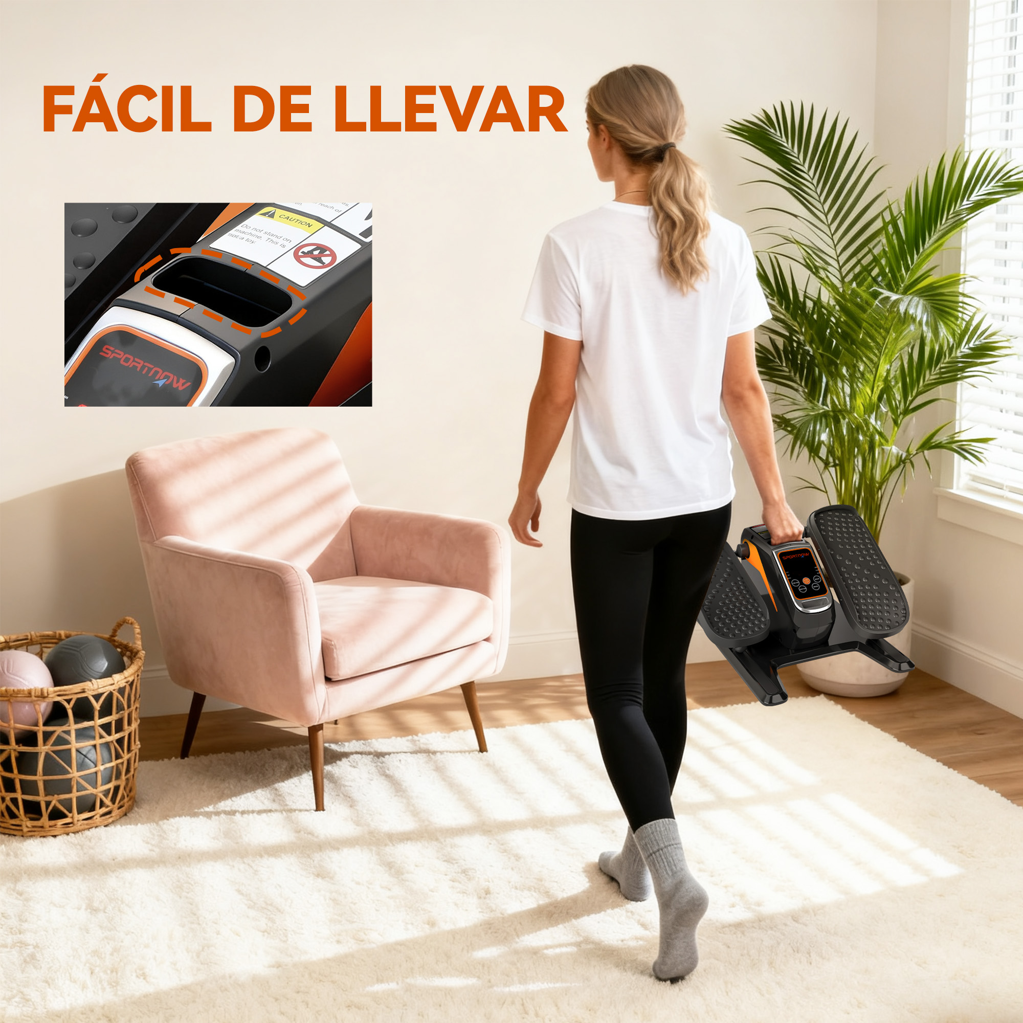 Una mujer con camiseta blanca lleva un pequeño aparato de ejercicio portátil en una sala luminosa con un sillón rosa.