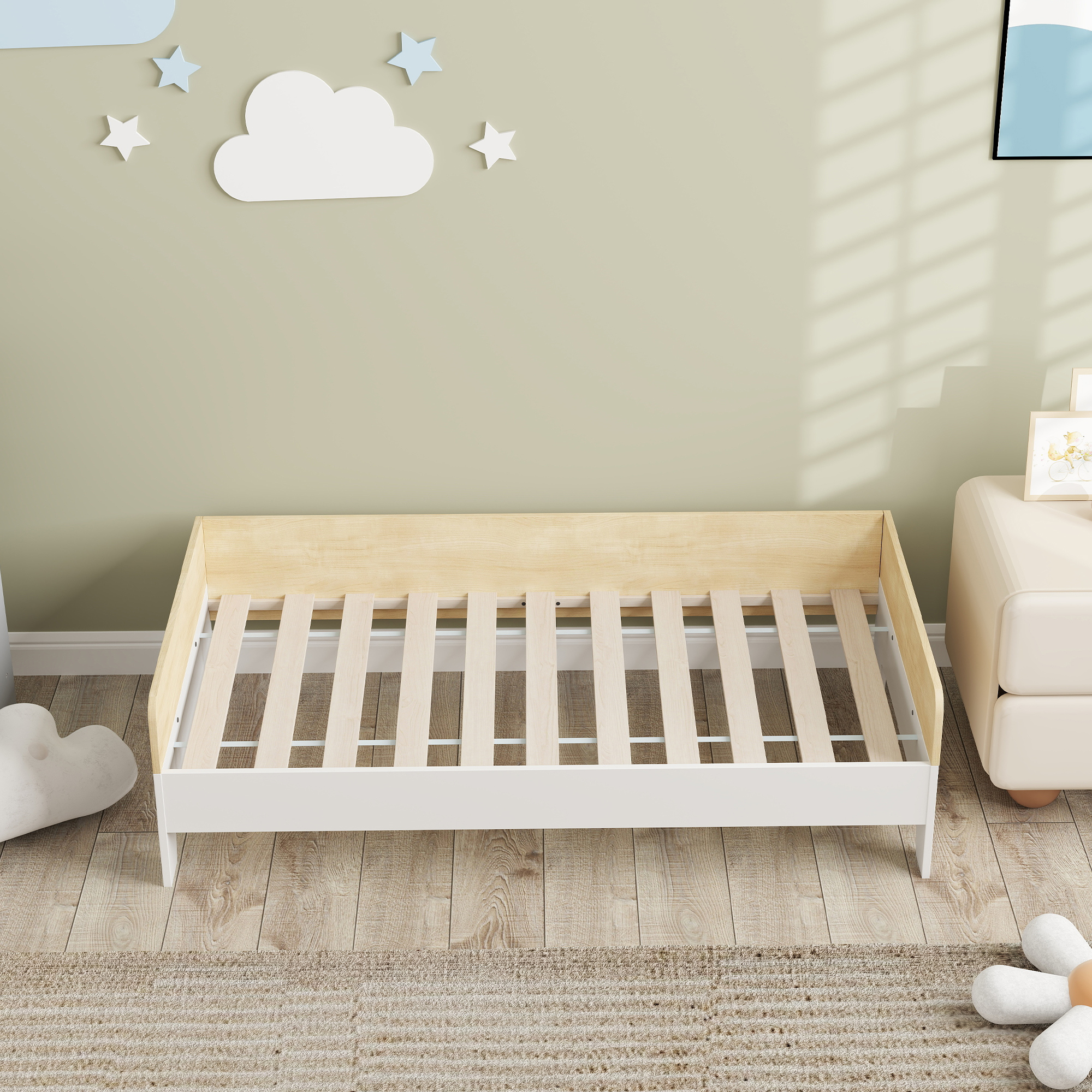 Una cama infantil con listones de madera en una habitación con pared beige y decoraciones de nubes y estrellas.