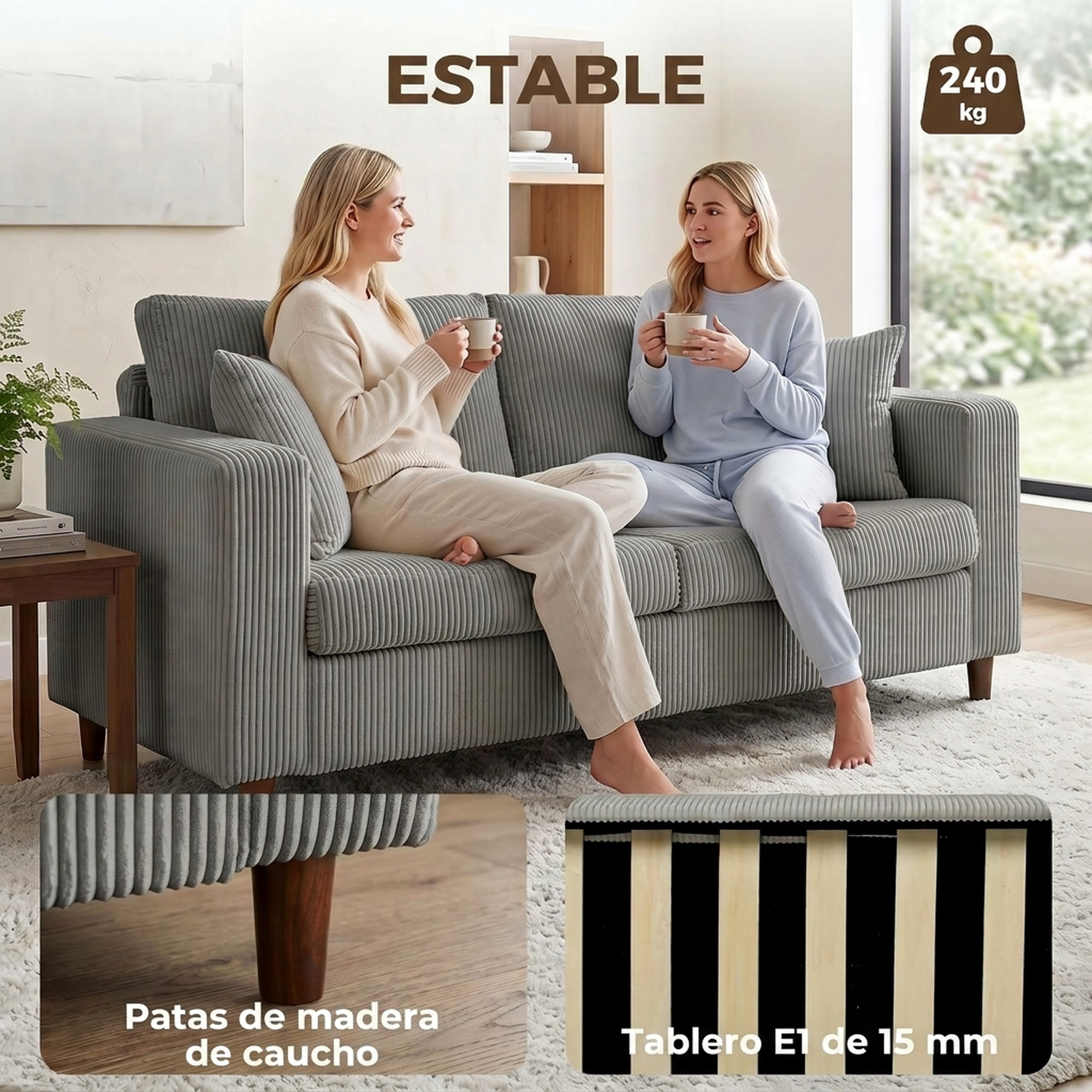Dos mujeres se sientan en un sofá de pana gris, beben en tazas y charlan en una sala de estar luminosa.