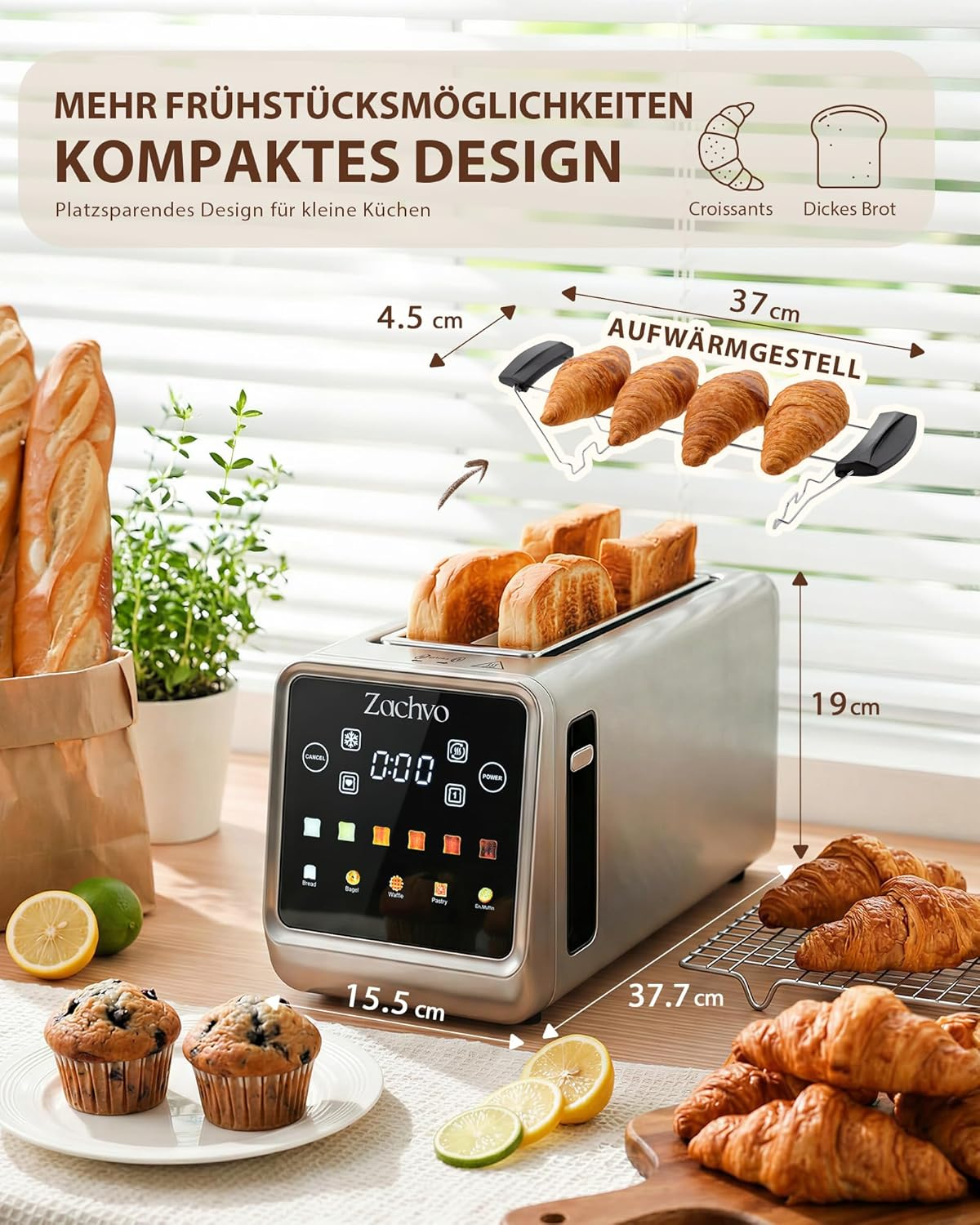Silberner Toaster mit digitalem Display, Brotscheiben und Croissants auf dem Tisch.