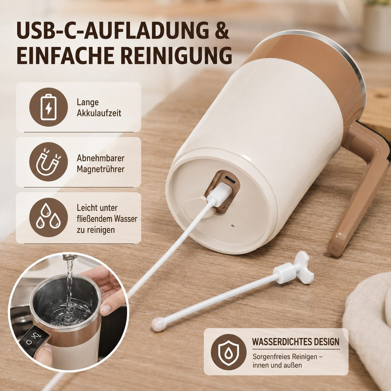 Beige-brauner, kabelloser Becher auf Holzoberfläche mit USB-C-Ladekabel und Rührstab.