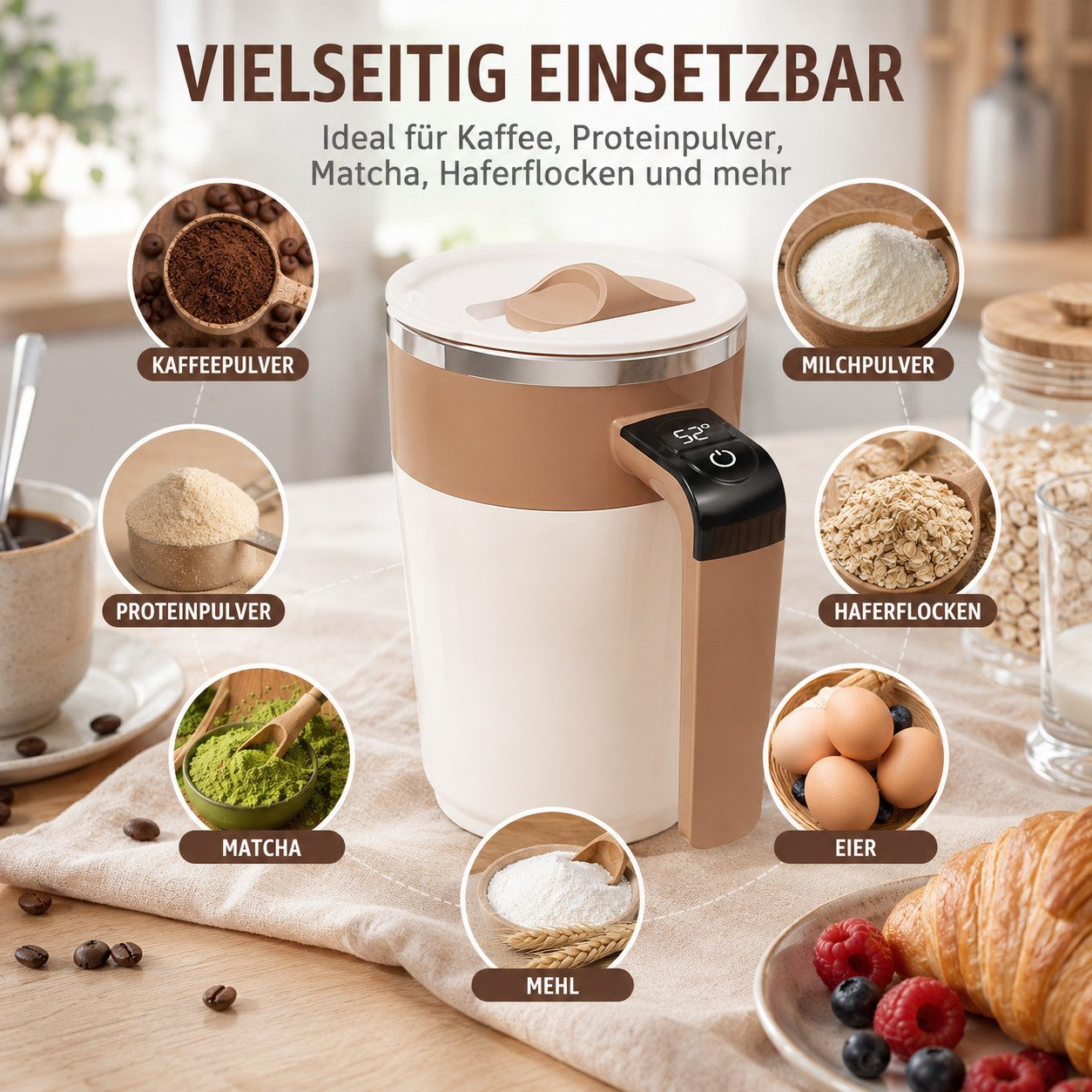 Beige-weißer elektrischer Mixbecher auf einem Holztisch, umgeben von Kaffeebohnen und Zutaten.