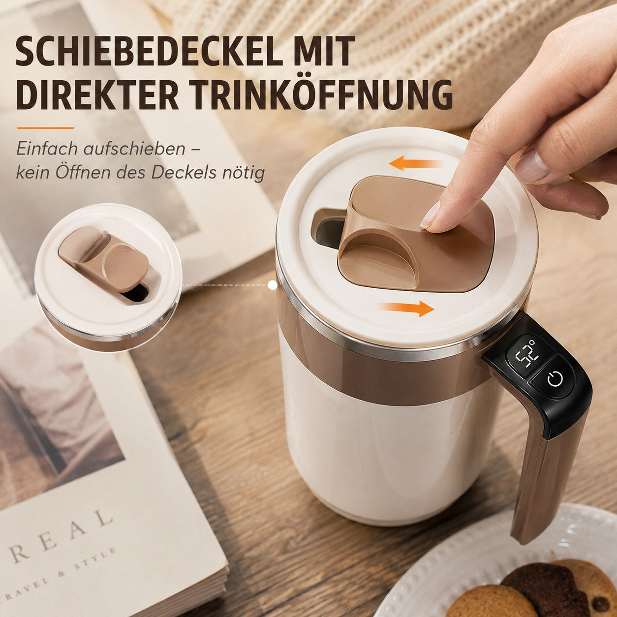 Hand schiebt den braunen Deckel einer weißen Thermoskanne auf einem Holztisch auf.