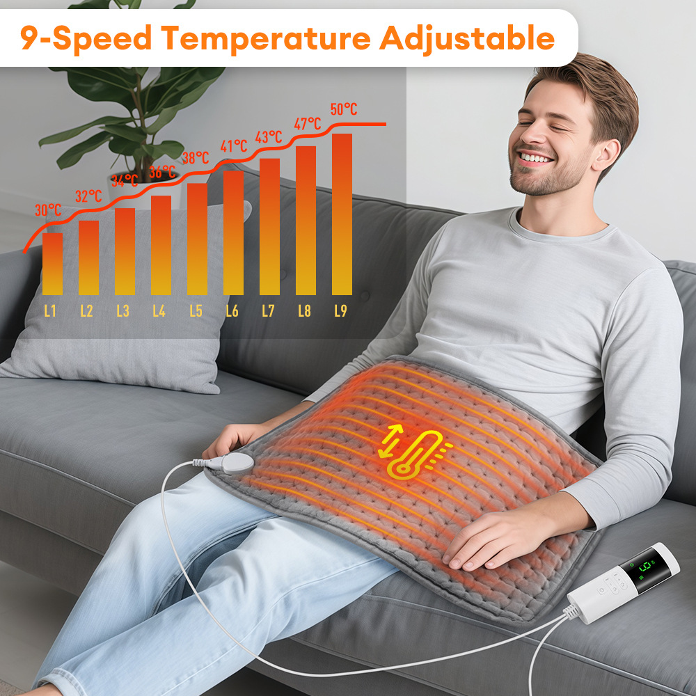 Mann sitzt glücklich auf Sofa und nutzt ein elektrisches Heizkissen mit 9 Temperaturstufen.