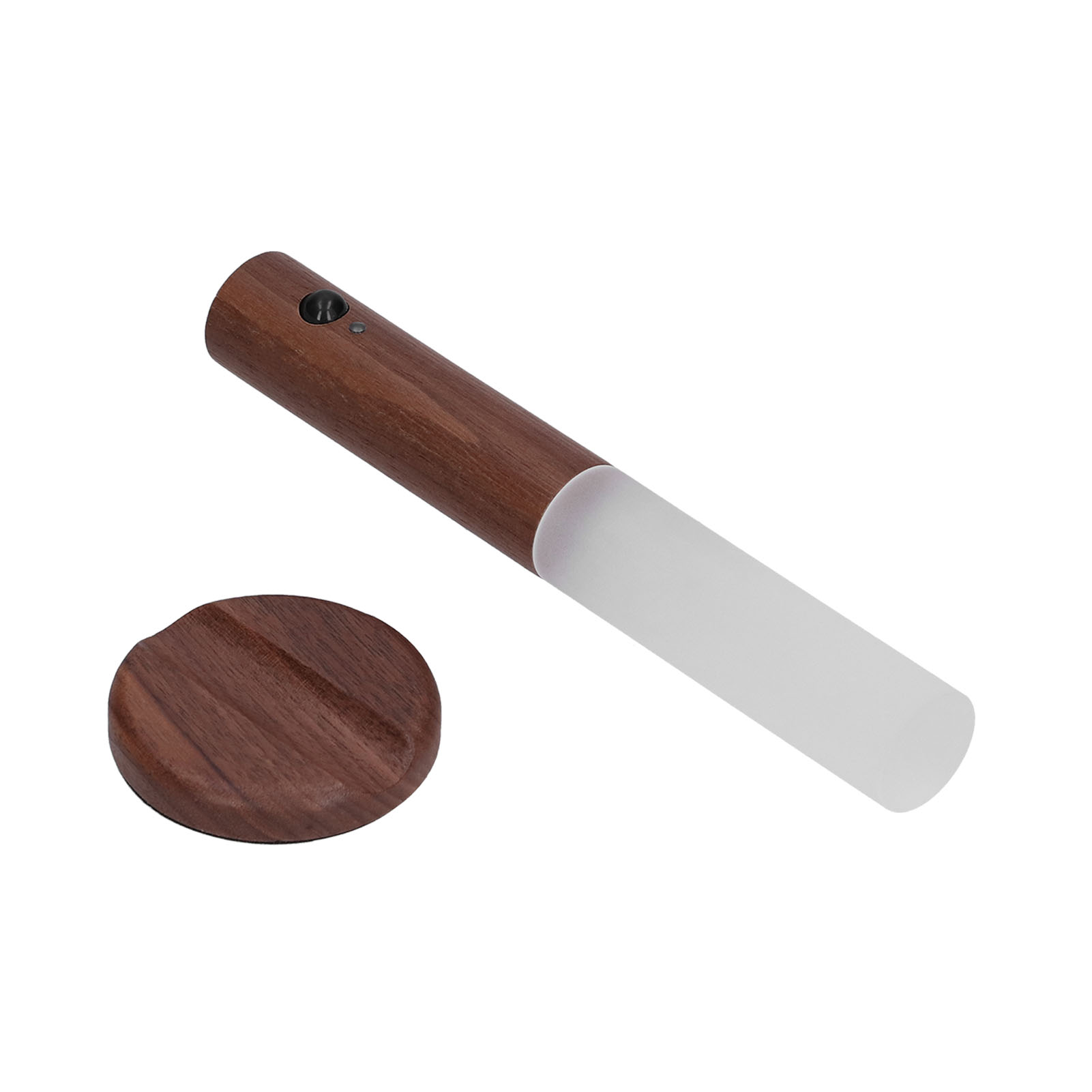 Eine zylindrische Holz- und Mattglasleuchte mit einem separaten runden Holzsockel vor weißem Hintergrund.