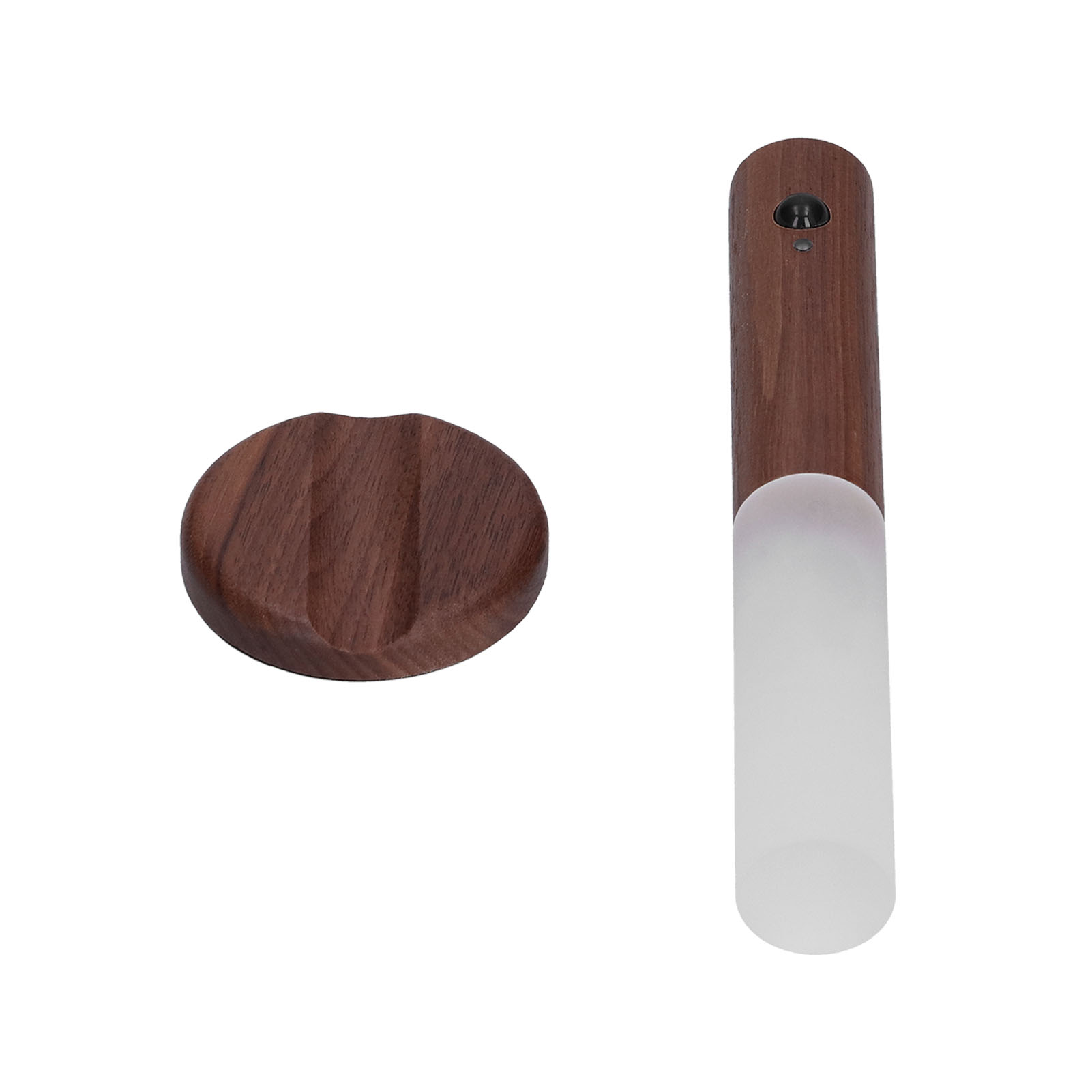 Eine zylindrische Holzlampe mit weißem Glas und einem runden Holzsockel auf weißem Hintergrund.