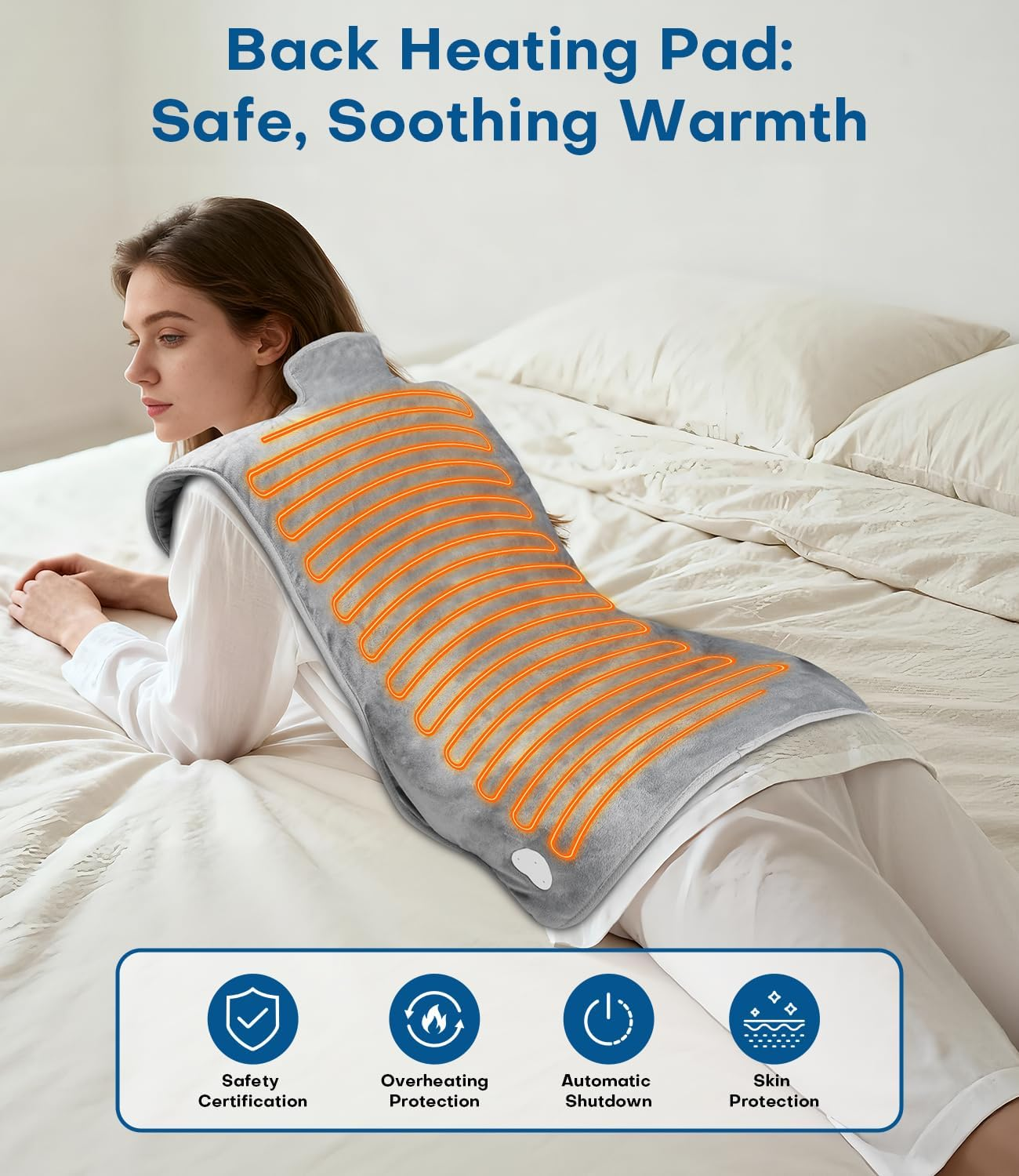 Eine Frau liegt auf dem Bett mit einem grauen Heizkissen auf dem Rücken mit orange leuchtenden Heizdrähten.