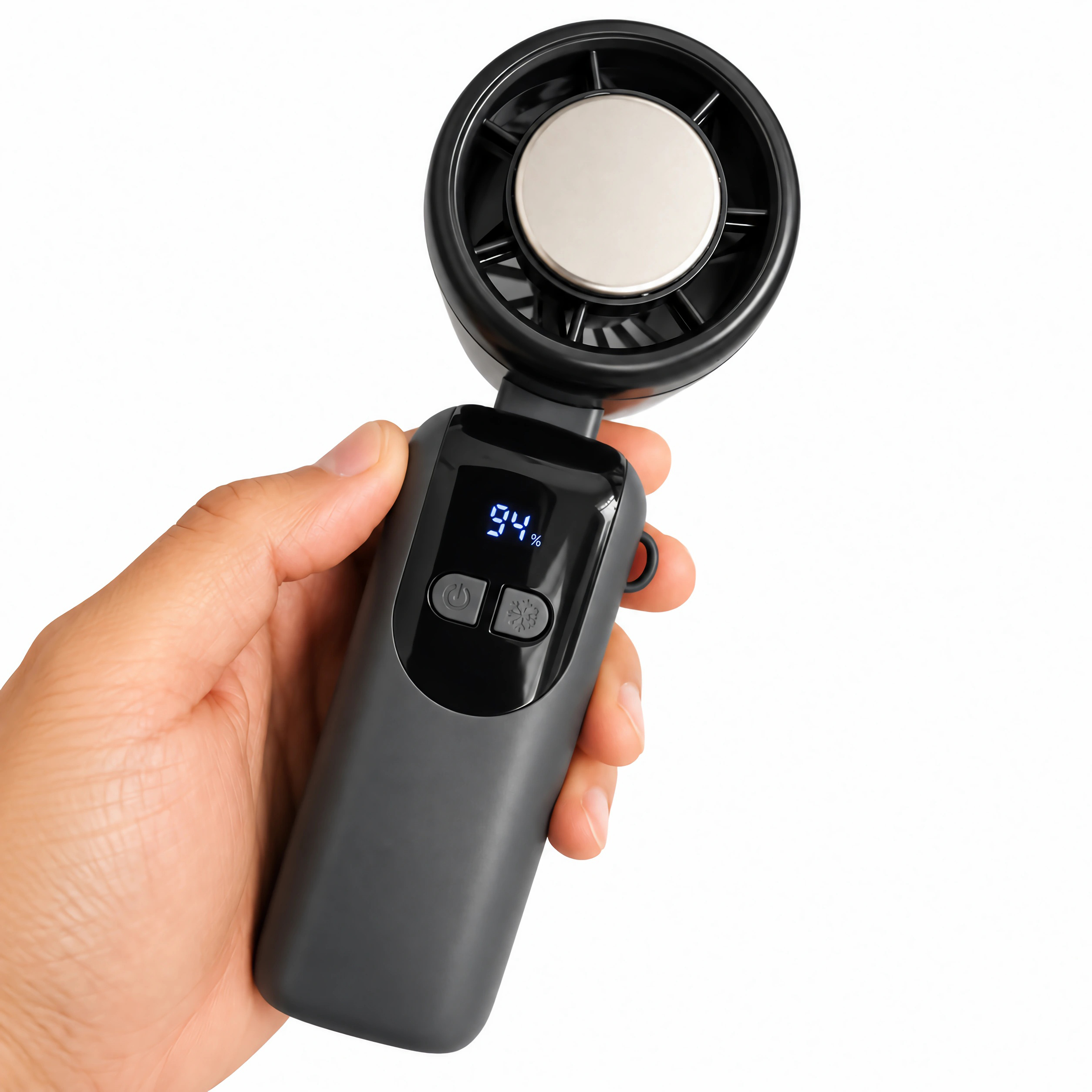 Eine Hand hält einen tragbaren schwarzen Handventilator mit einem digitalen Display, das 94% anzeigt, vor weißem Hintergrund.