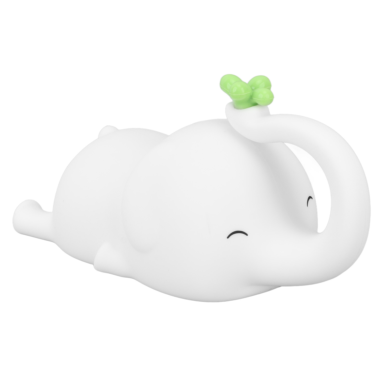 Ein weißer, liegender Elefant aus Silikon hält mit seinem Rüssel eine grüne Blume vor weißem Hintergrund.