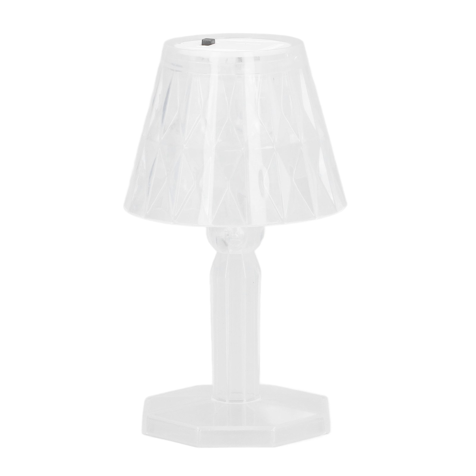 Eine kleine, transparente Kunststoff-Tischlampe mit Rautenmuster-Schirm vor weißem Hintergrund.