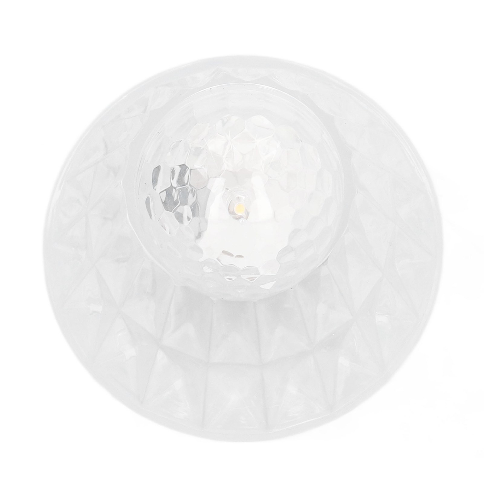 Eine durchsichtige Kristall-Tischlampe mit facettiertem Schirm auf weißem Grund.