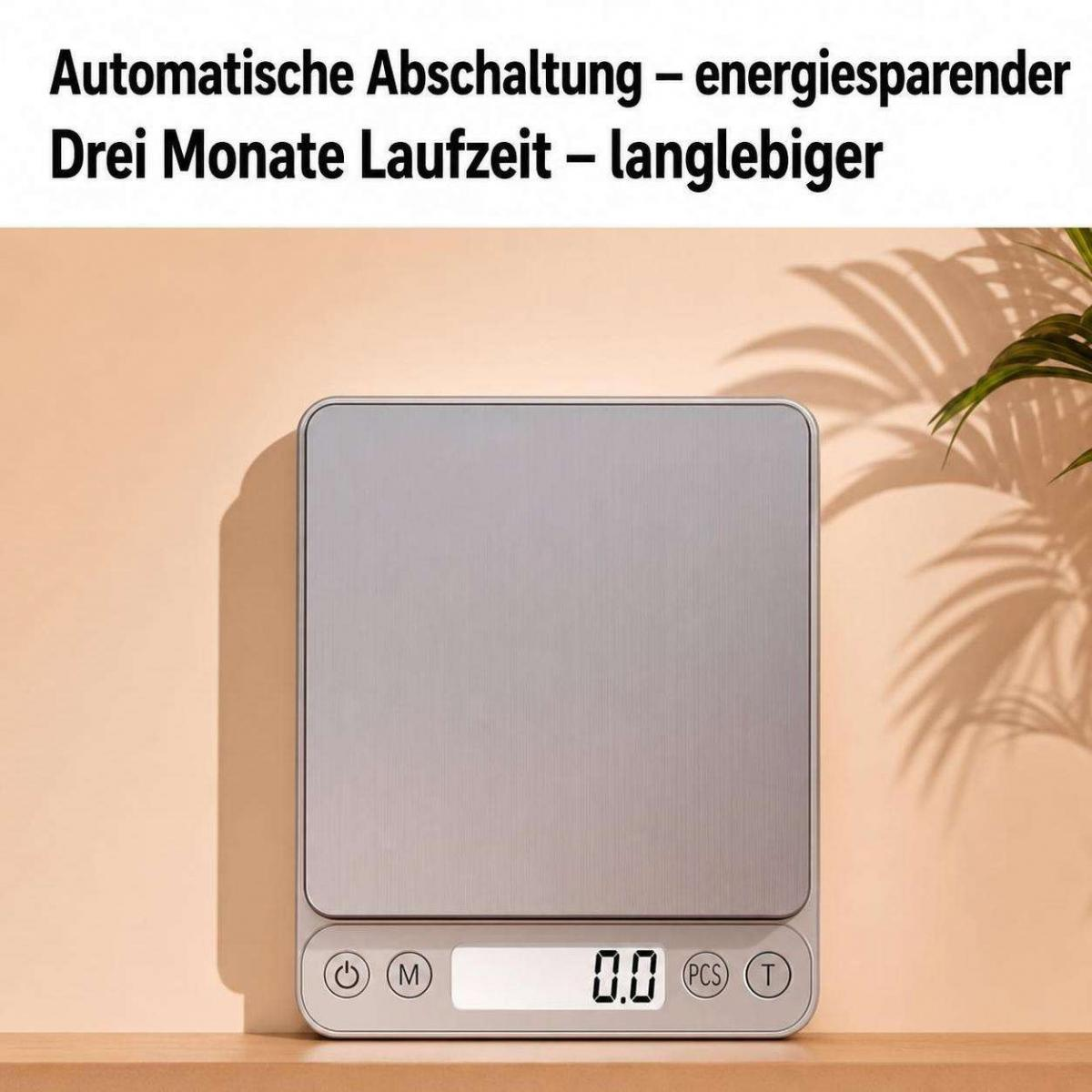 Eine silberne digitale Küchenwaage steht auf einem Holztisch, im Hintergrund Schatten von Pflanzen.