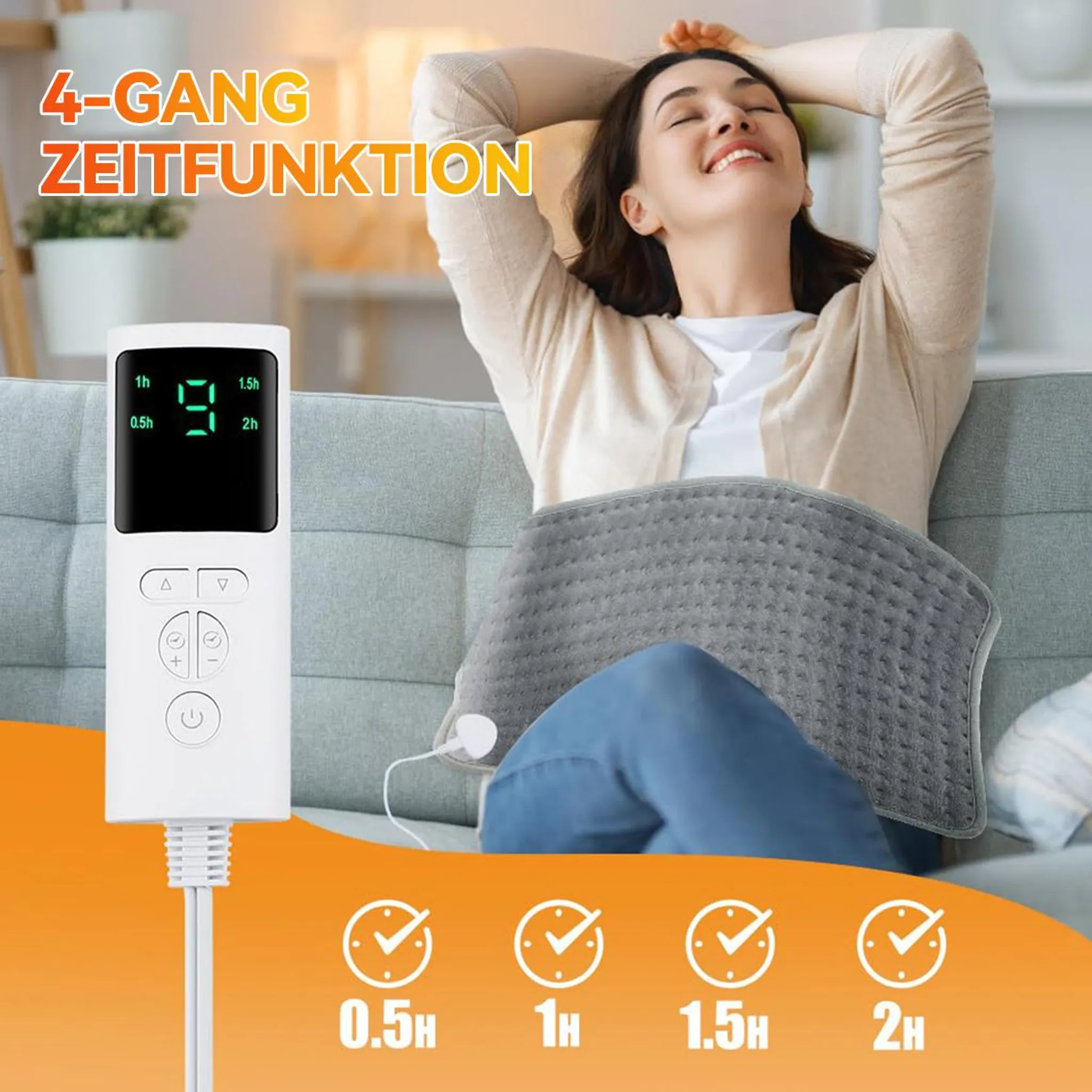 Eine Frau entspannt auf einem Sofa mit Heizkissen und weißem Timer-Controller.