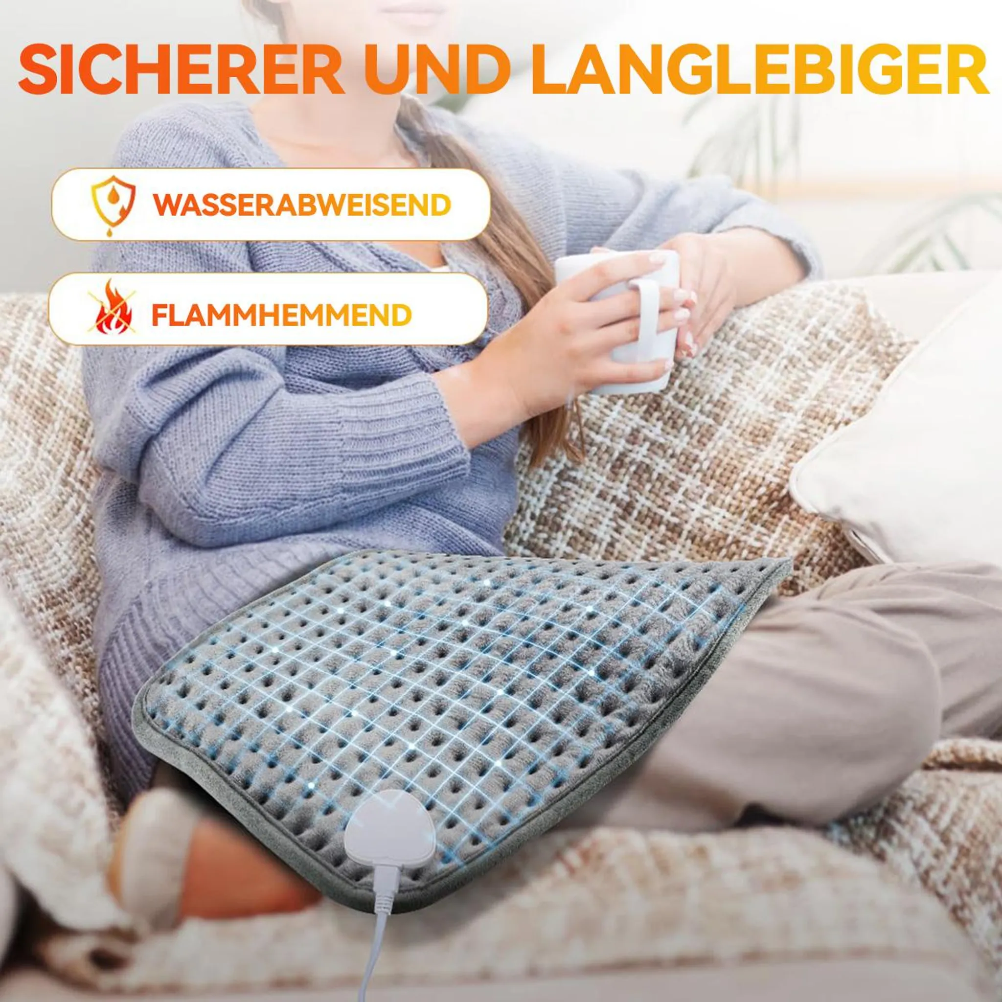 Eine Frau entspannt auf einem Sofa mit einem grauen Heizkissen auf dem Schoß.