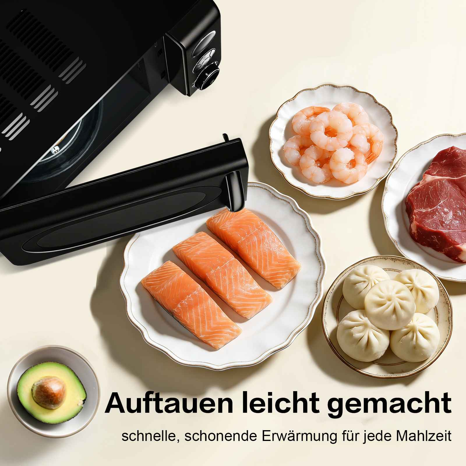 Ein Gerät taut rohen Lachs, Shrimps, Fleisch, Teigtaschen und Avocado auf einer hellen Oberfläche auf.